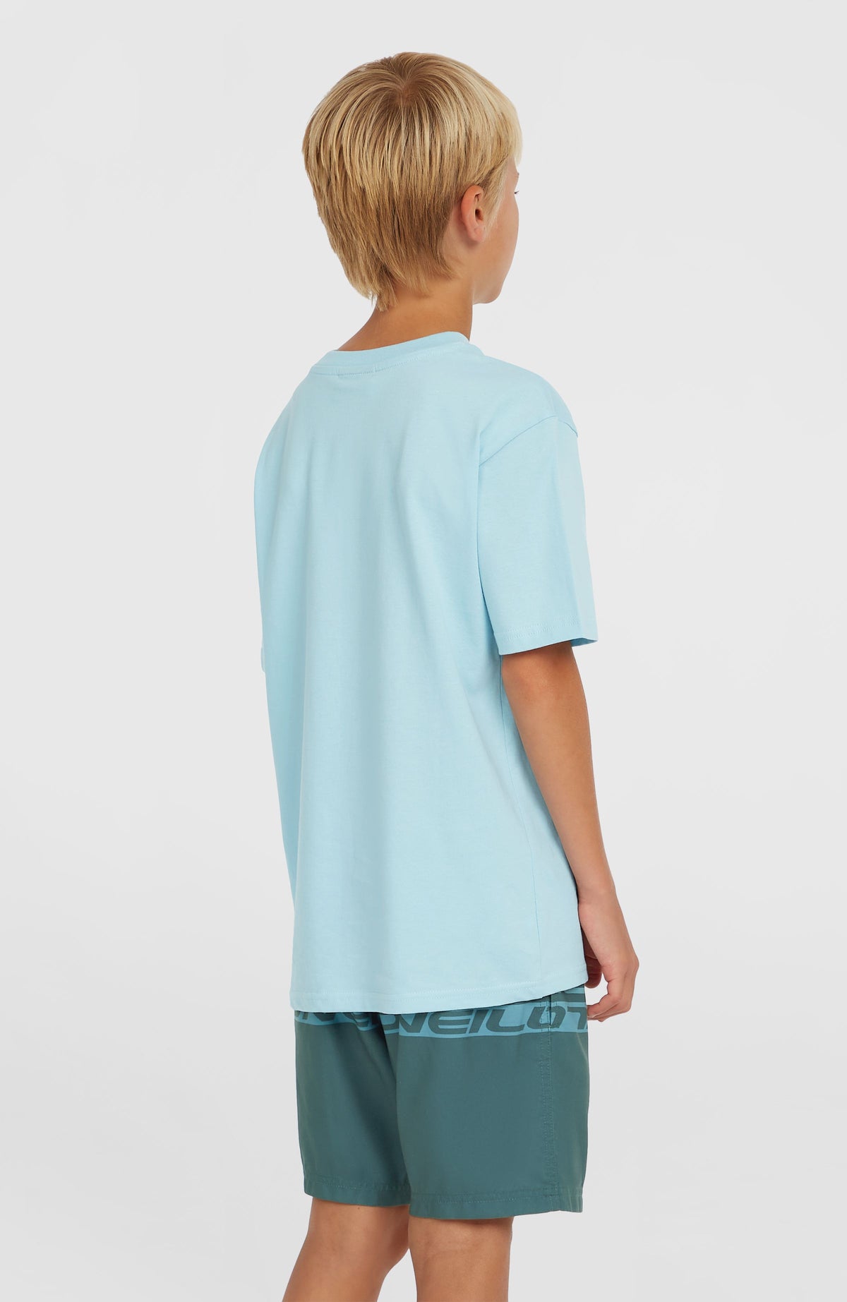 Cali Stripe 14'' Badehose für Jungen, blau mit Logo-Print in Dunkelblau, Rückansicht am Model