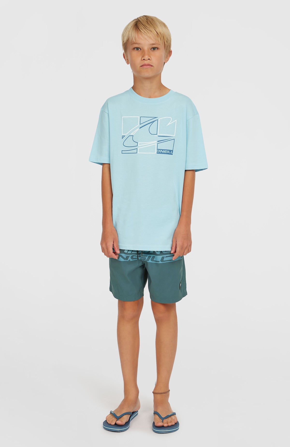 Cali Stripe 14'' Badehose für Jungen, blau mit Logo-Print in Dunkelblau, Ganzkörperansicht am Model