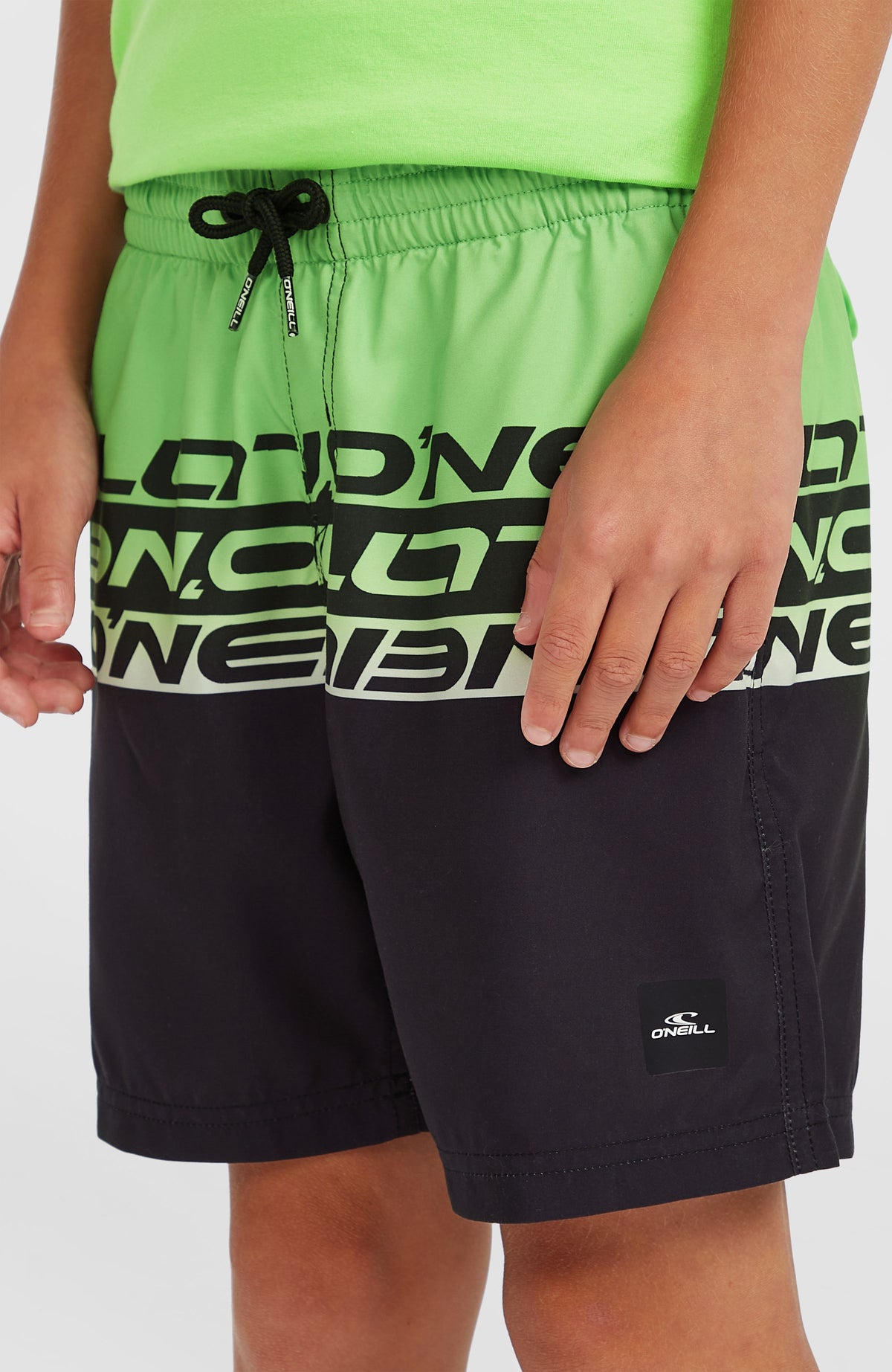 O'Neill Cali Stripe 14'' Badehose für Jungen, grün mit Logo-Print in Schwarz, Nahaufnahme am Model mit Kordelzug