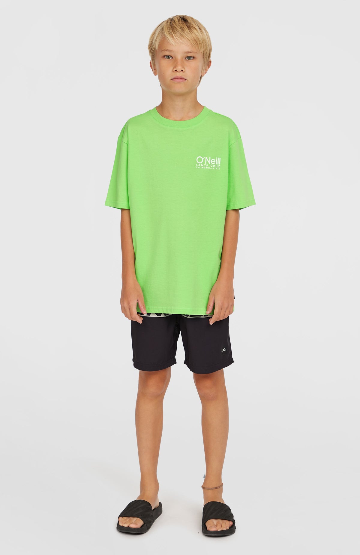 Cali Stripe 14'' Badehose für Jungen, grün mit Logo-Print in Schwarz, Ganzkörperansicht von vorne am Model