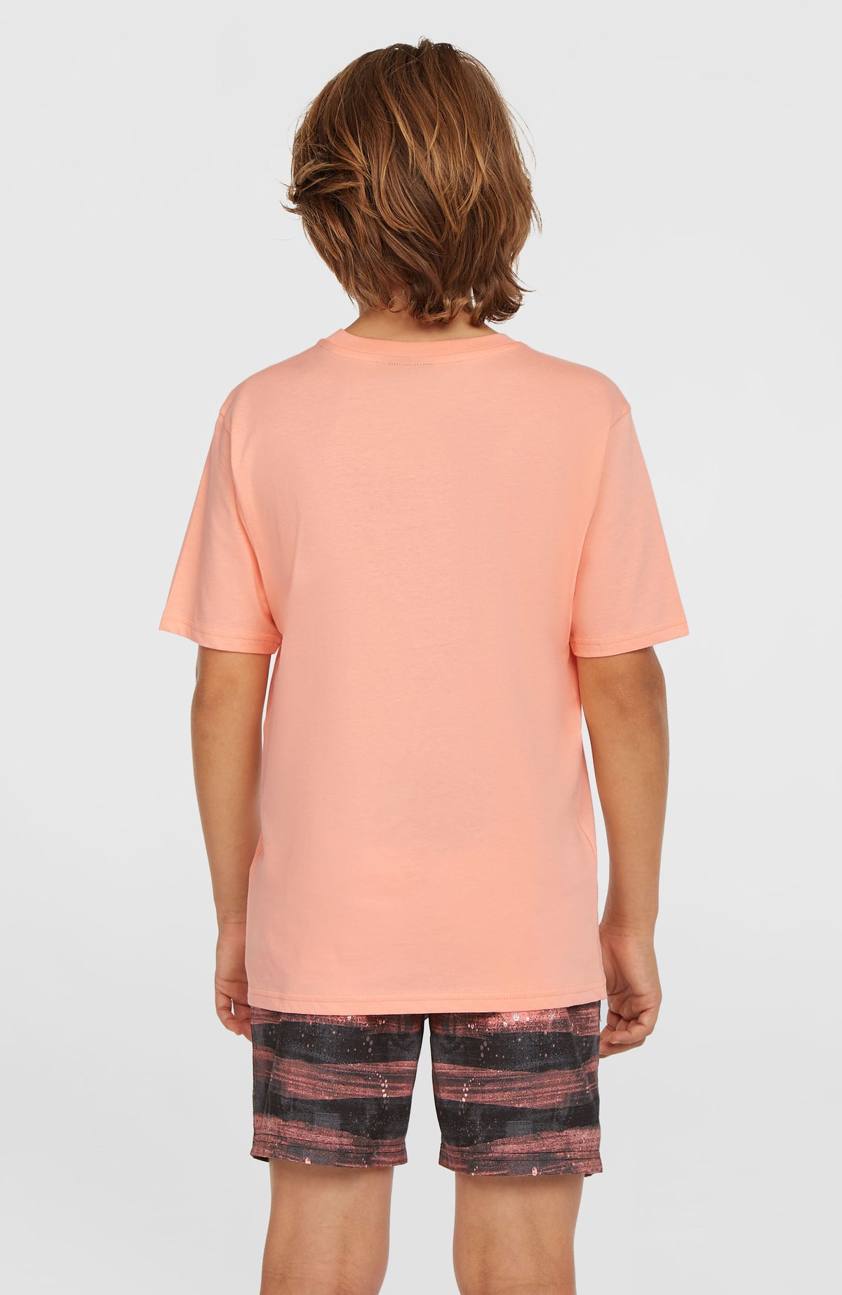 Cali Gradient 14'' Badehose für Jungen, pink mit Farbverlauf in Schwarz und Weiß, getragen am Model von hinten