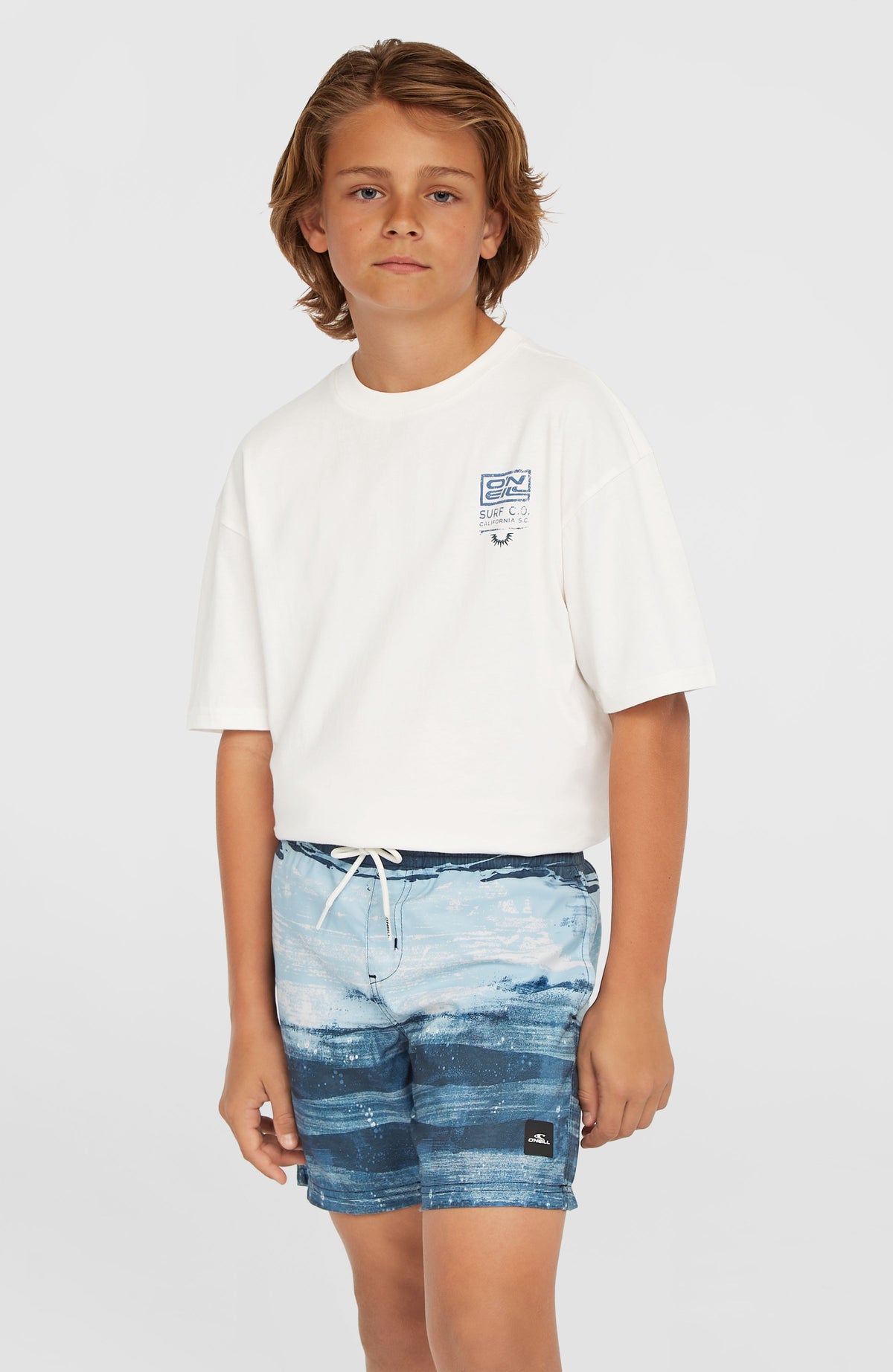 Cali Gradient 14'' Badehose für Jungen, blau mit Streifenmuster in Hellblau, Vorderansicht am Model mit Kordelzug