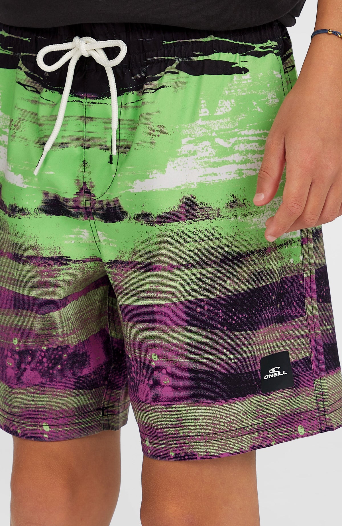 O'Neill Cali Gradient 14'' Badehose für Jungen, schwarz mit Streifenmuster in Grün und Lila, Nahaufnahme am Model