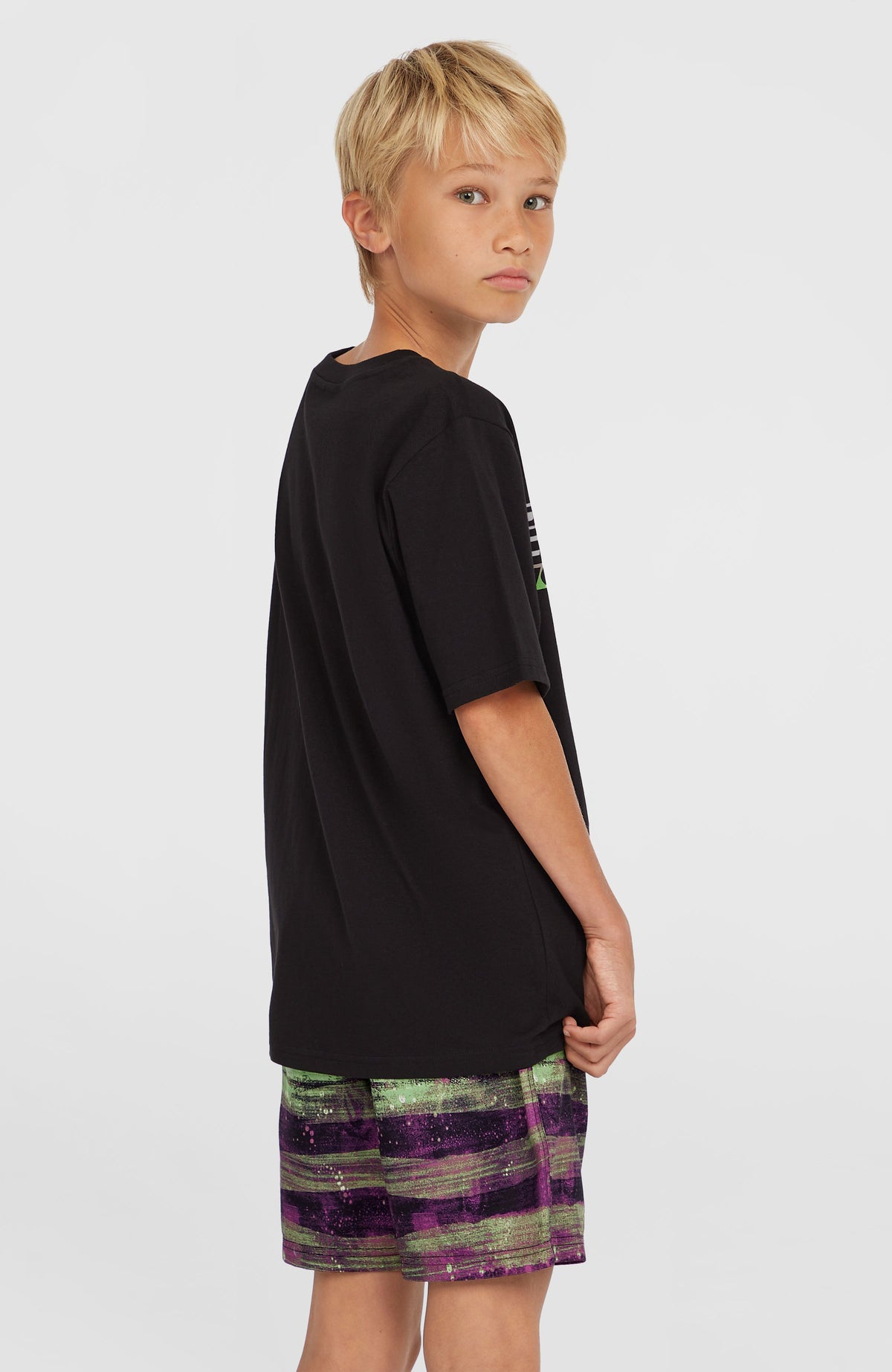 Cali Gradient 14'' Badehose für Jungen, schwarz mit Streifenmuster in Grün und Lila, Seitenansicht am Model