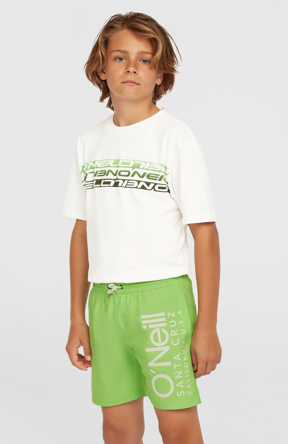 Original Cali 14'' Badehose für Jungen, grün, Vorderansicht am Model mit Kordelzug am Bund