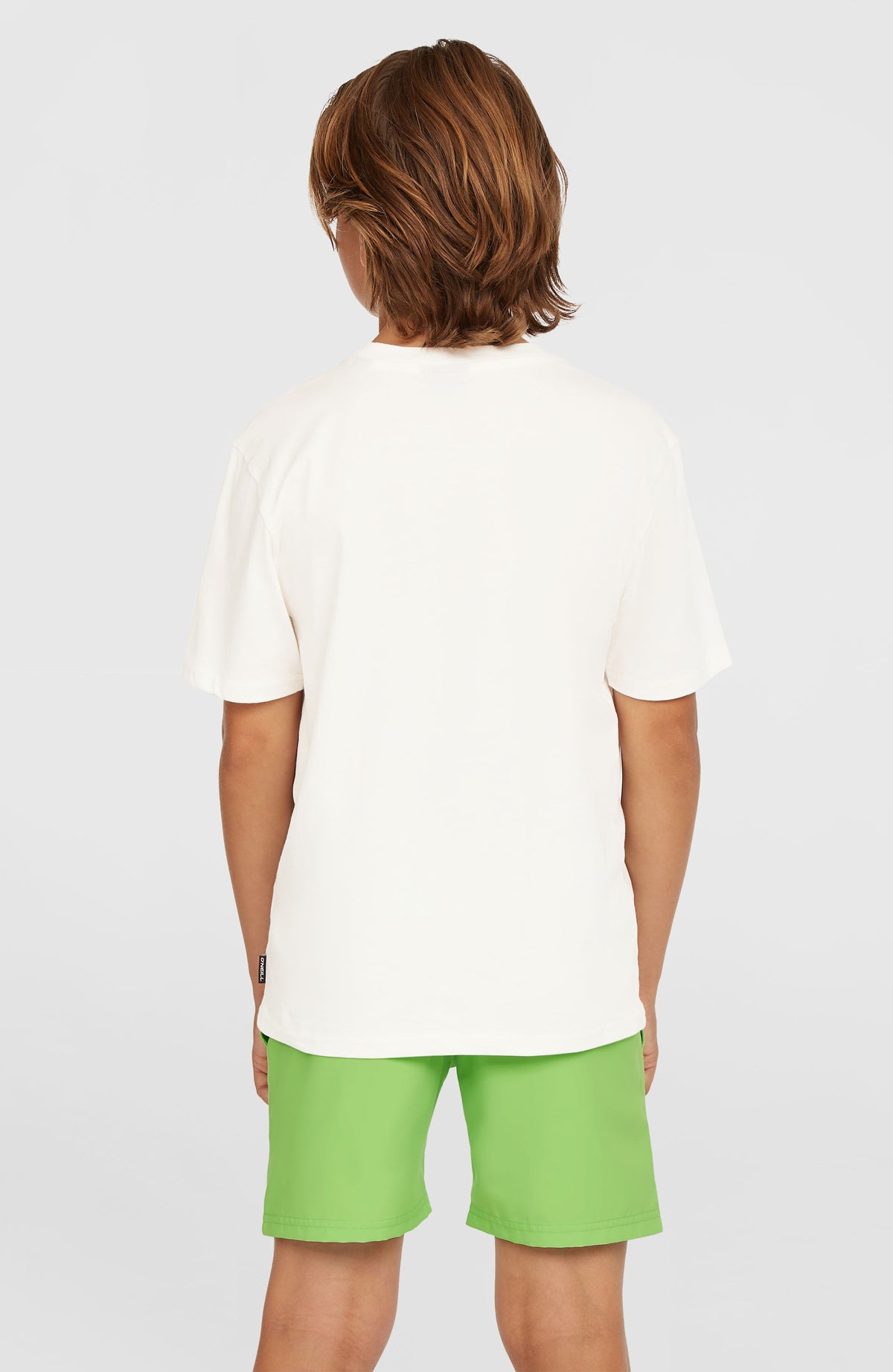 Original Cali 14'' Badehose für Jungen, grün, Rückansicht am Model mit elastischem Bund