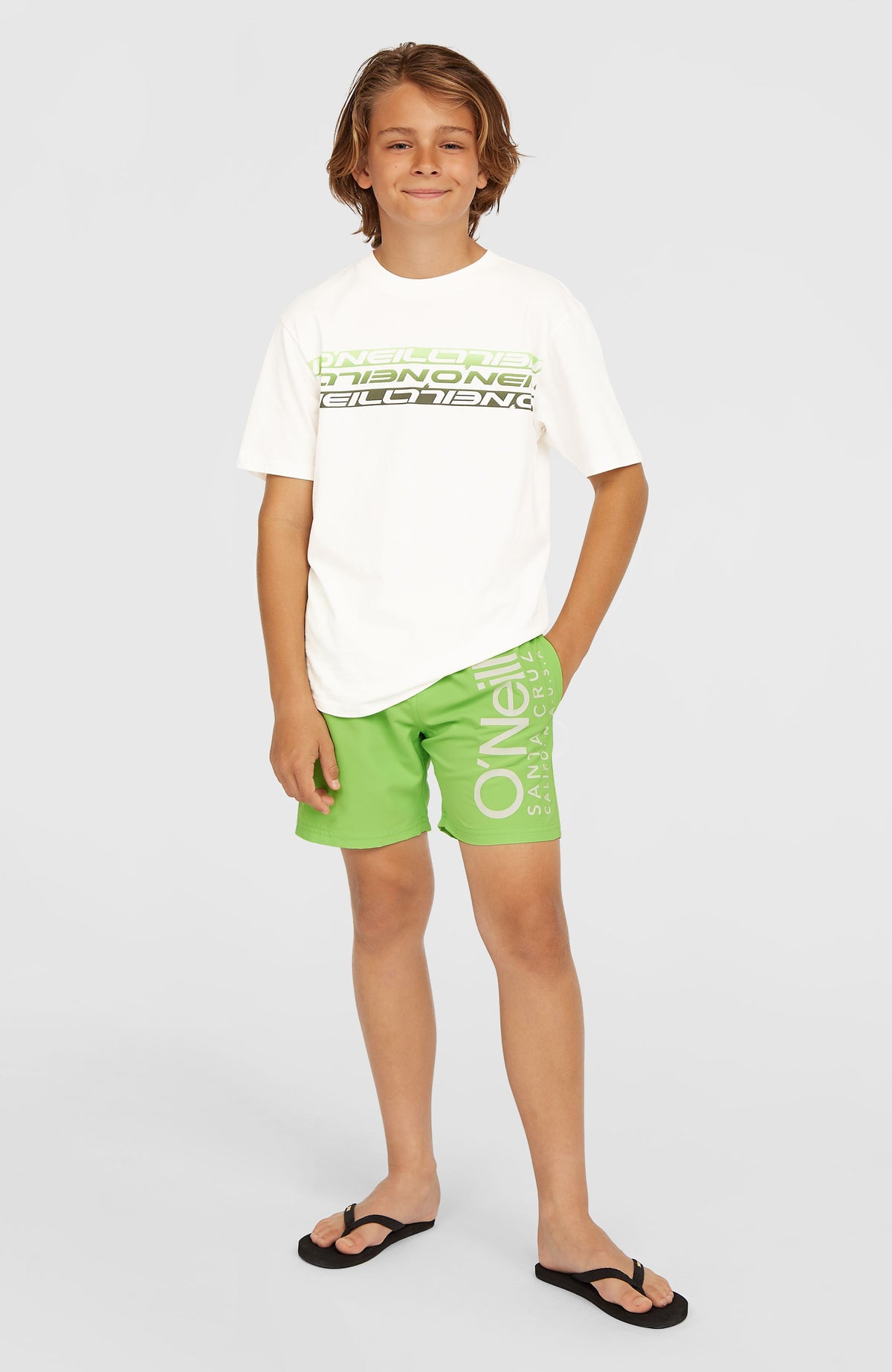 Original Cali 14'' Badehose für Jungen, grün mit Logo-Print in Weiß, Ganzkörperansicht am Model