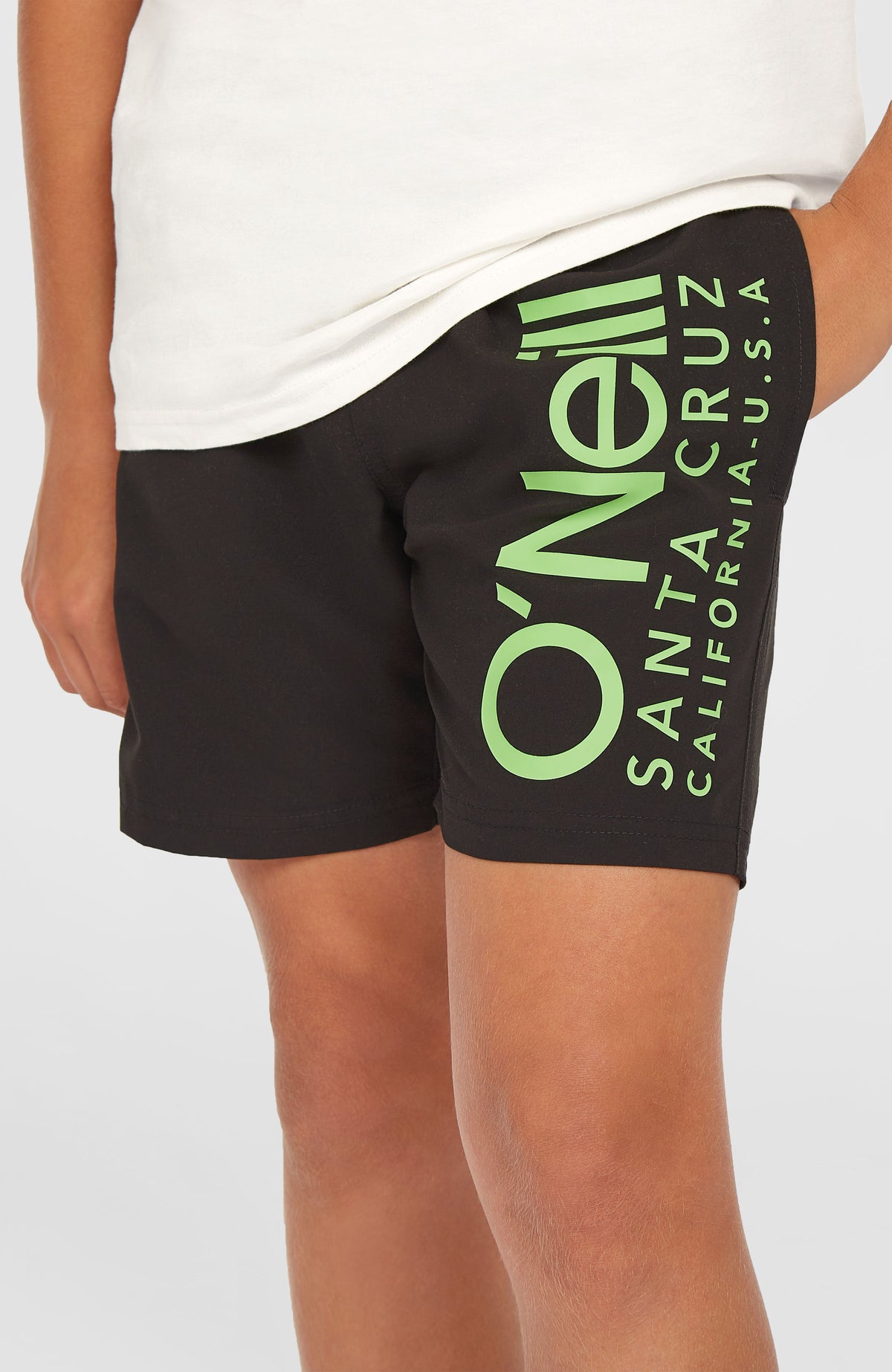 O'Neill Original Cali 14'' Badehose für Jungen, schwarz mit Logo-Print in Grün, Nahaufnahme am Model