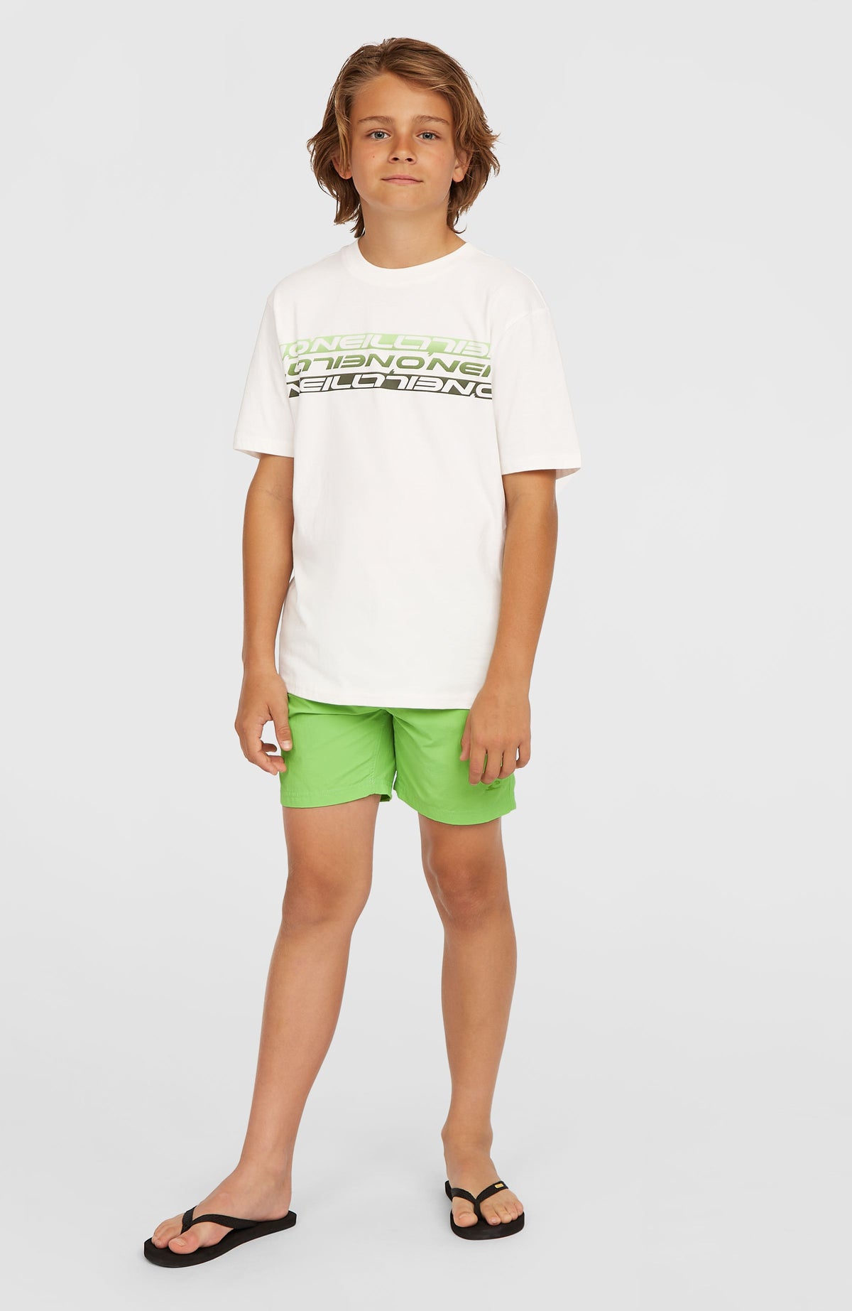 Vert 14'' Badehose für Jungen, grün, frontale Ganzkörperansicht getragen am Model