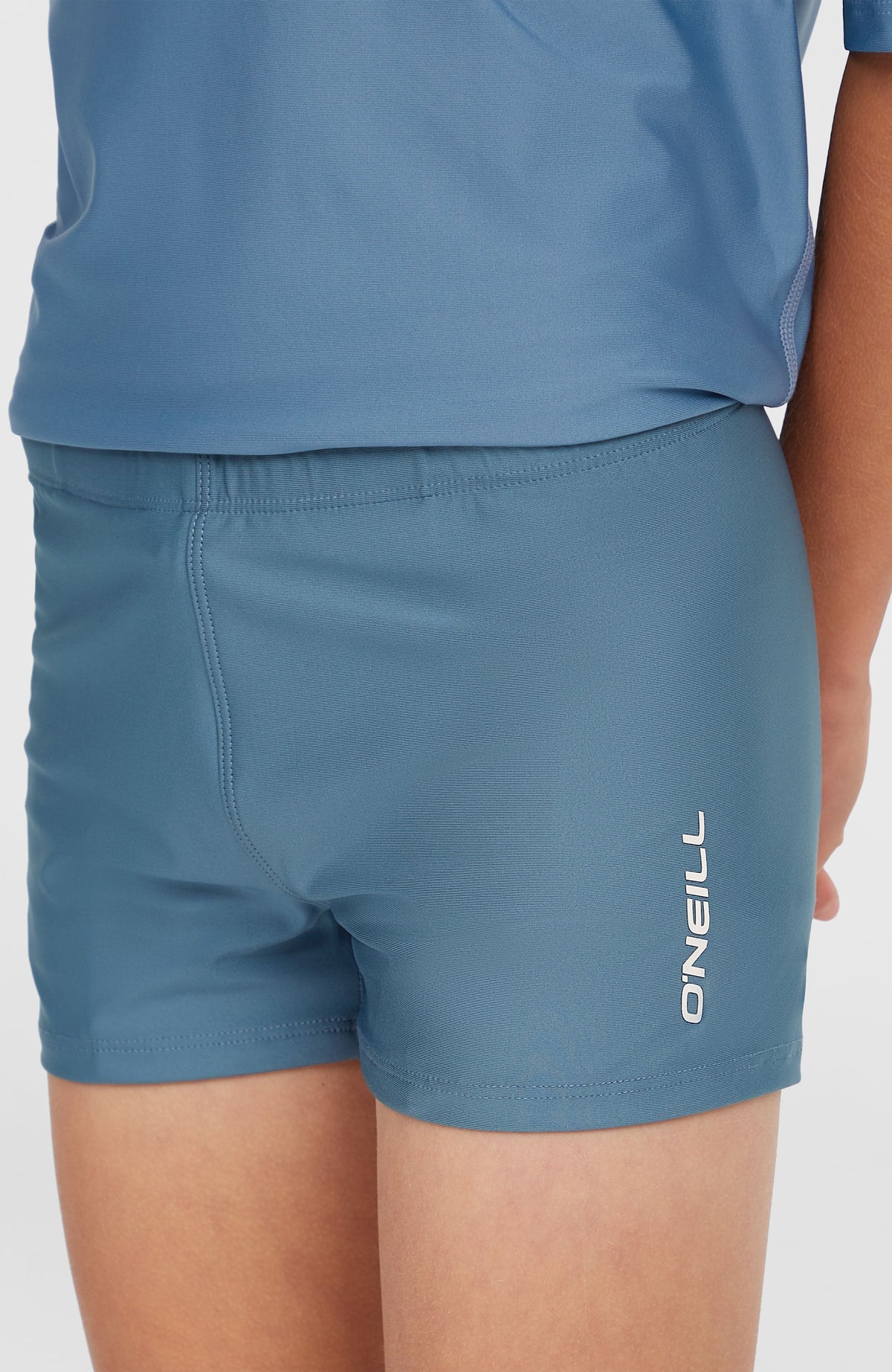 O'Neill Racer Badehose für Jungen, blau, Nahaufnahme am Model mit seitlichem Logo-Print