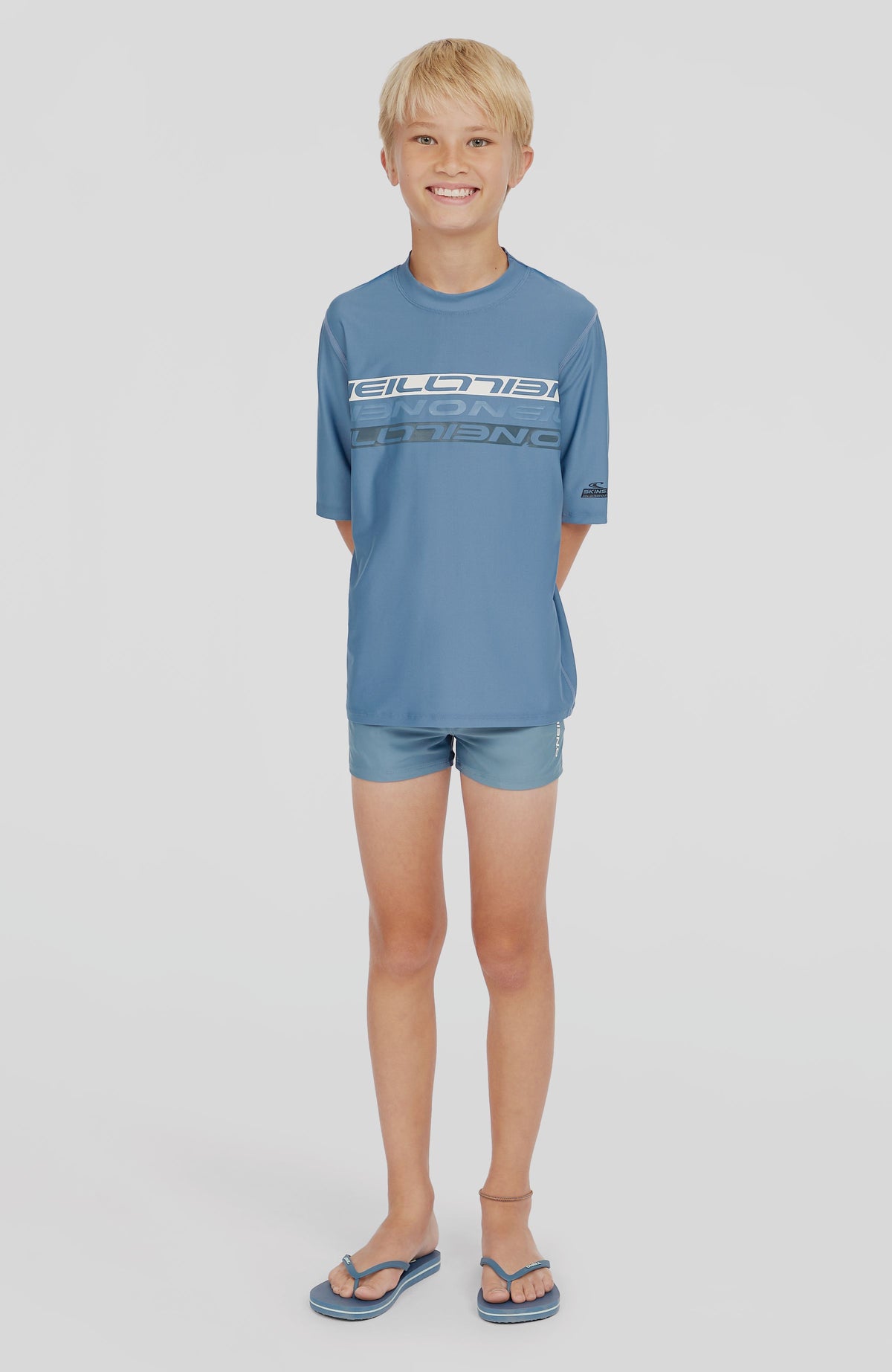 Racer Badehose für Jungen, blau, Ganzkörperansicht von vorne getragen am Model