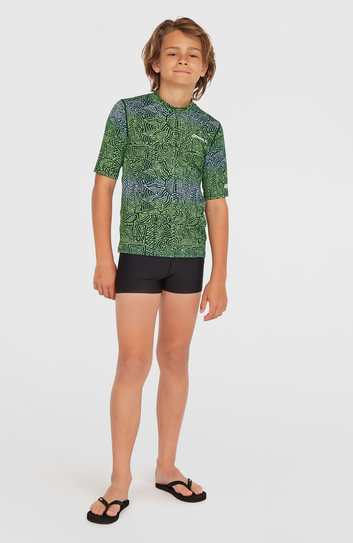 Racer Badehose für Jungen, schwarz, Ganzkörperansicht am Model von vorne