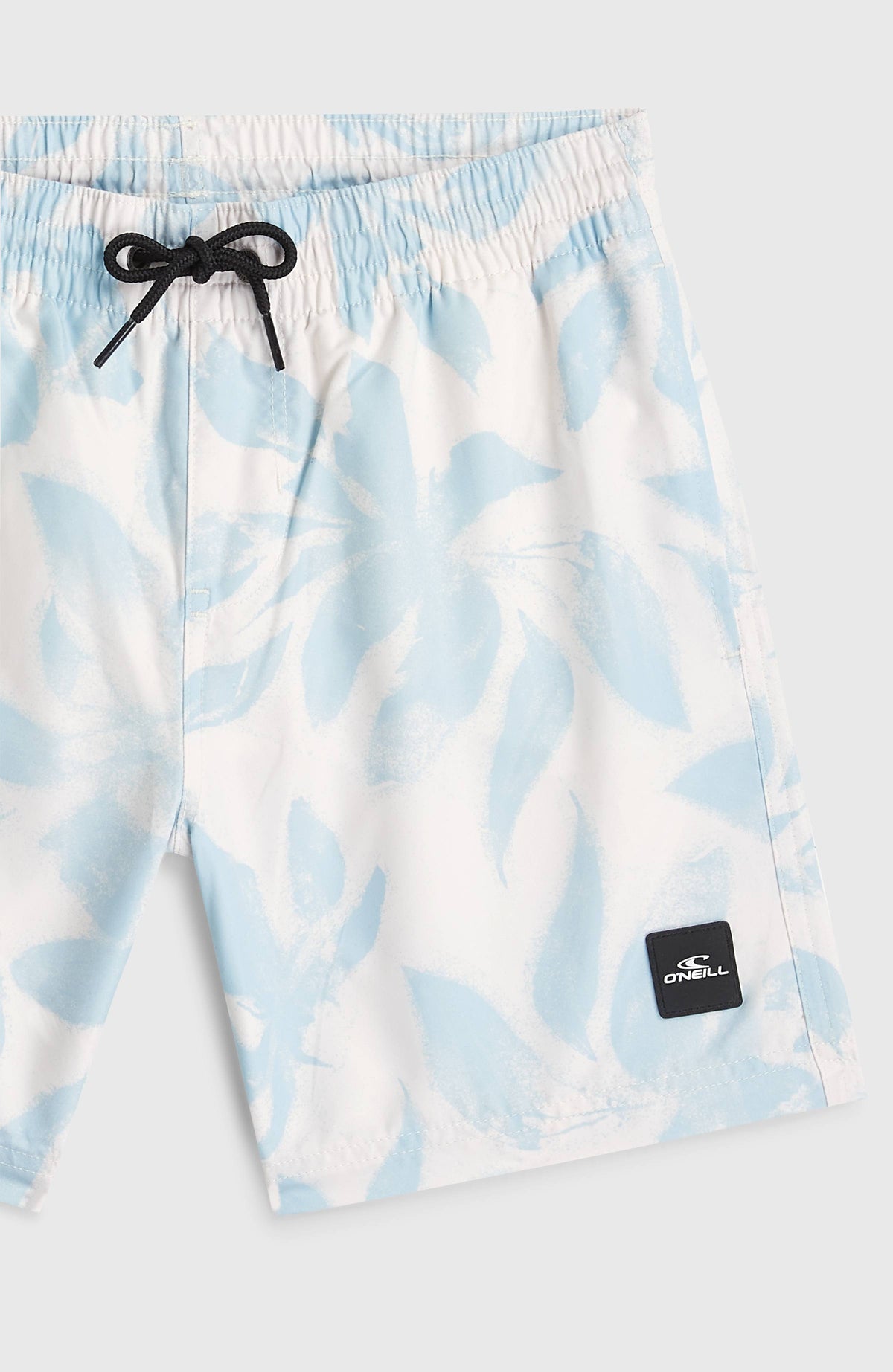 Nahaufnahme der weißen Print Badehose mit Blumenmuster in Hellblau, flach liegend mit Kordelzug und Logo-Patch