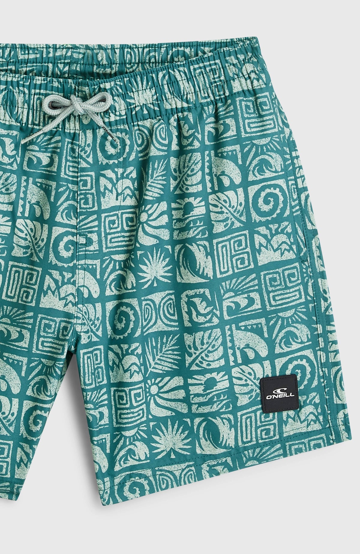Nahaufnahme der blauen Print Badehose mit Grafikmuster in Weiß, Logo-Patch am Beinabschluss