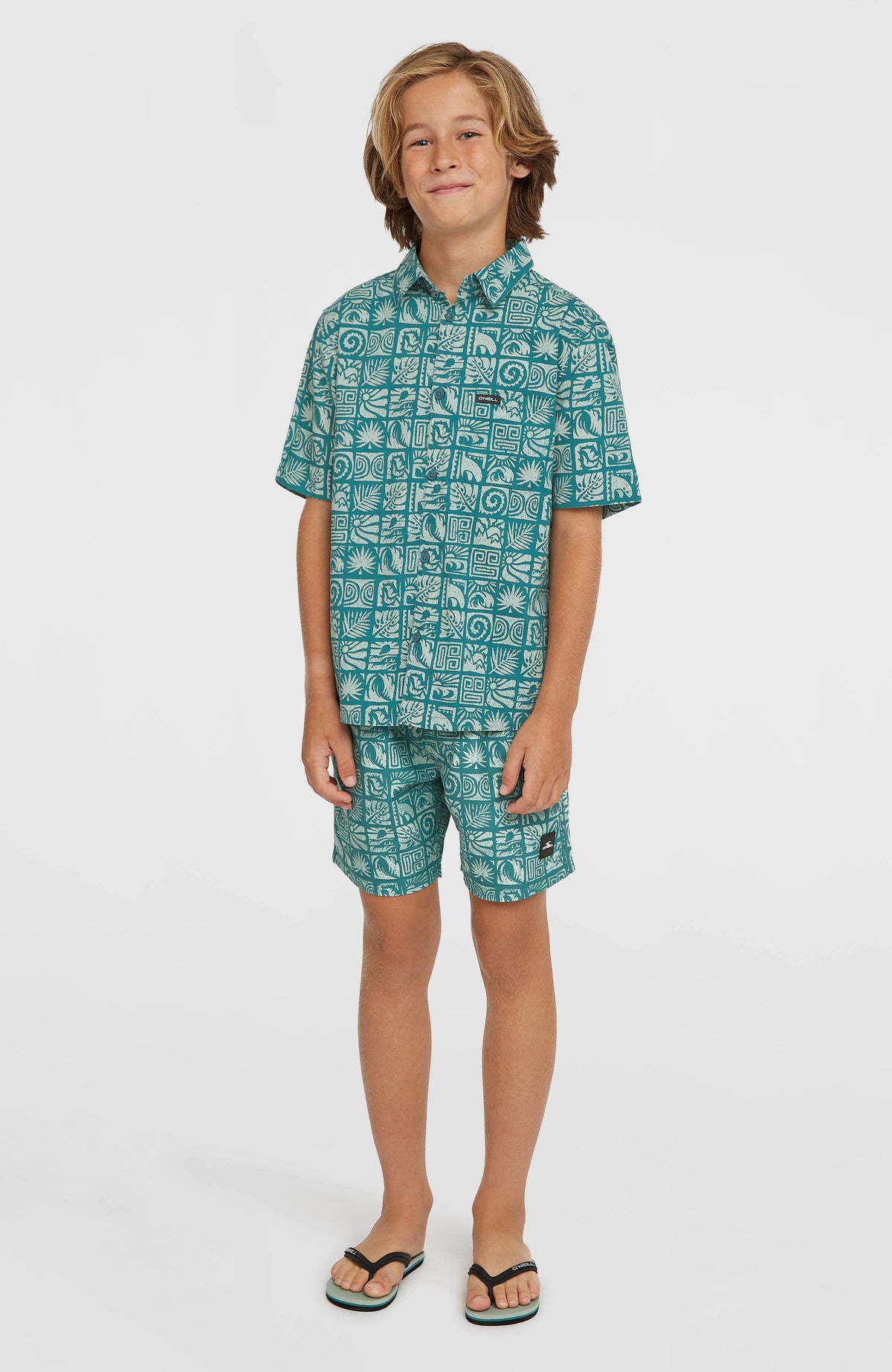 Print Badehose für Jungen, blau mit Grafikmuster in Weiß, Ganzkörperansicht am Model