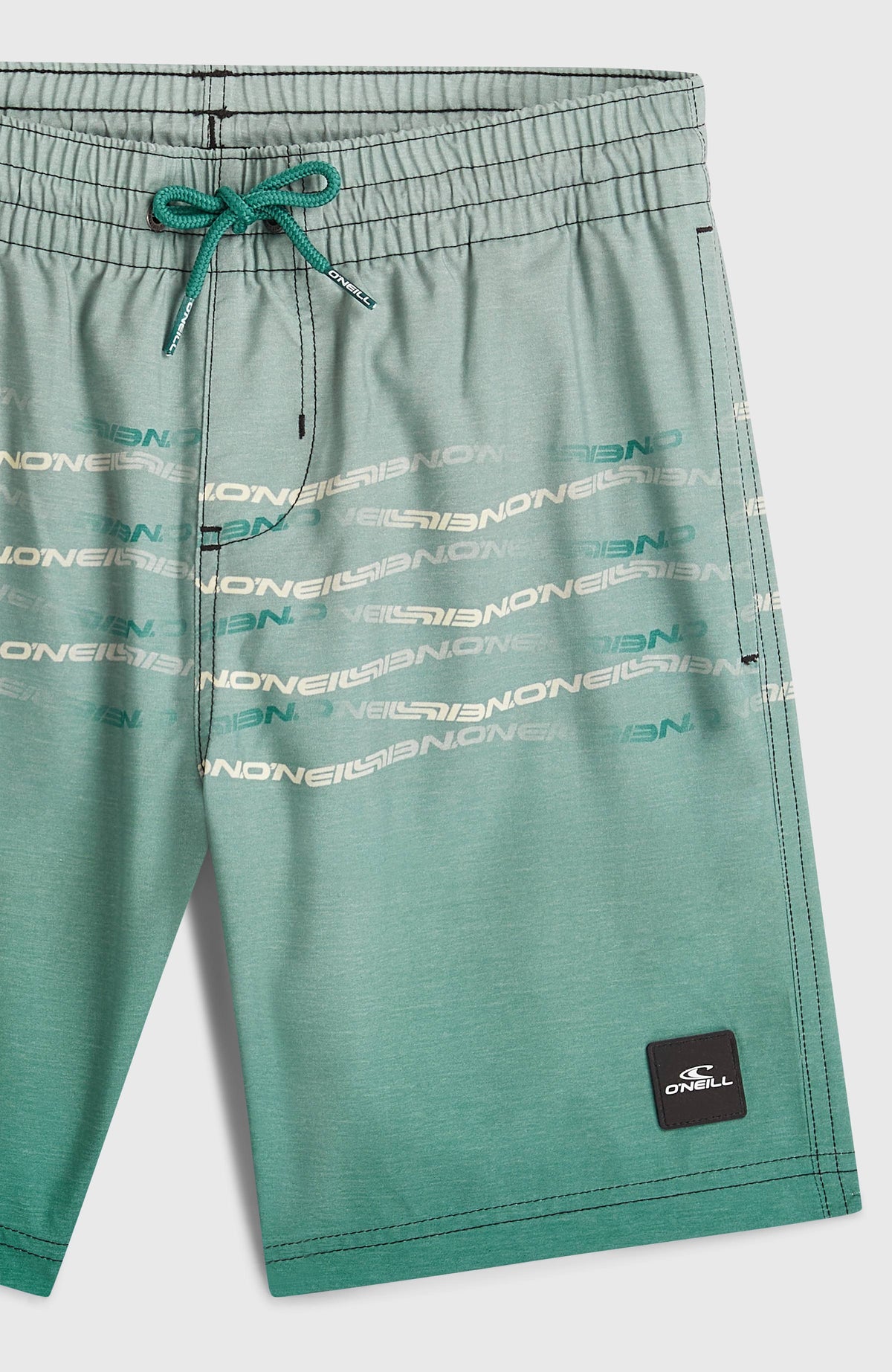Nahaufnahme der grünen First Badehose für Jungen mit Logo-Print in Weiß, flach liegend, Bund und Kordelzug