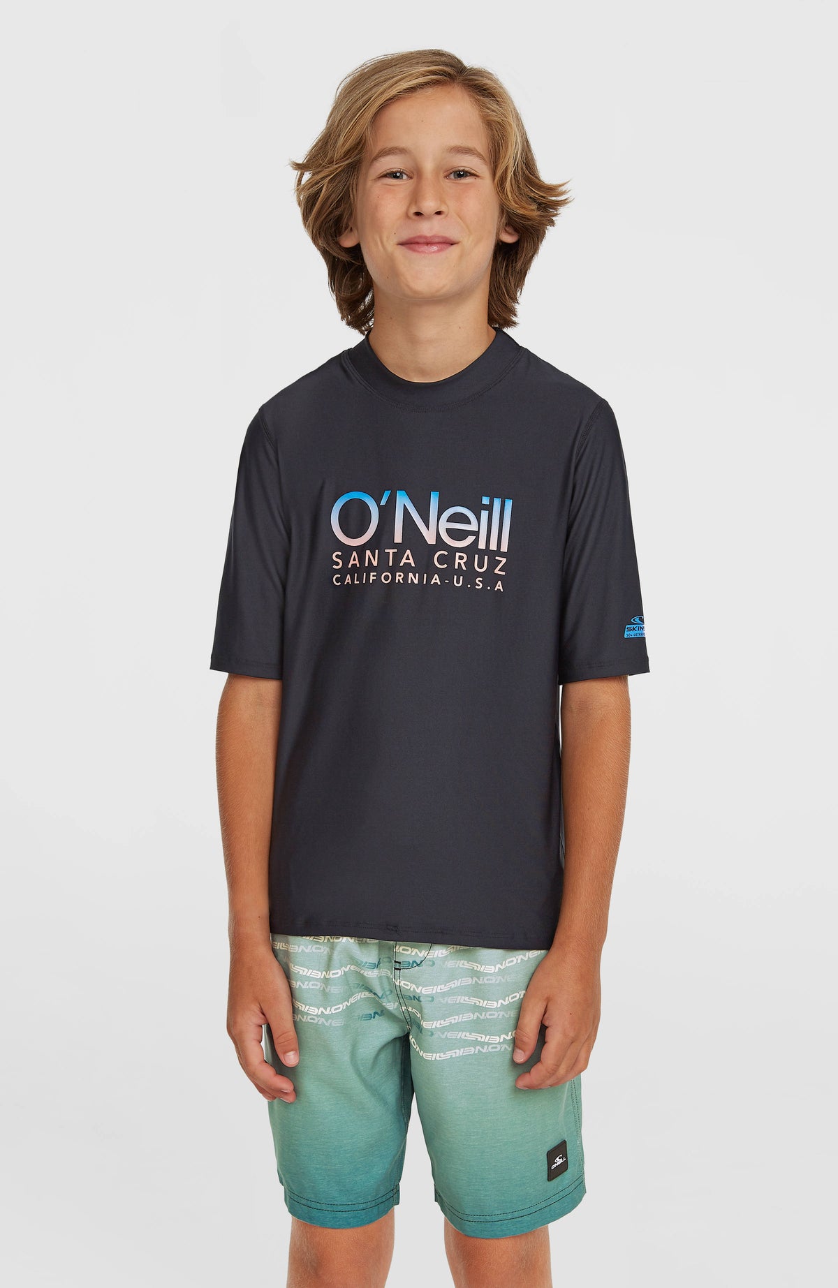 First Badehose für Jungen, grün mit Logo-Print in Weiß, Vorderansicht getragen am Model