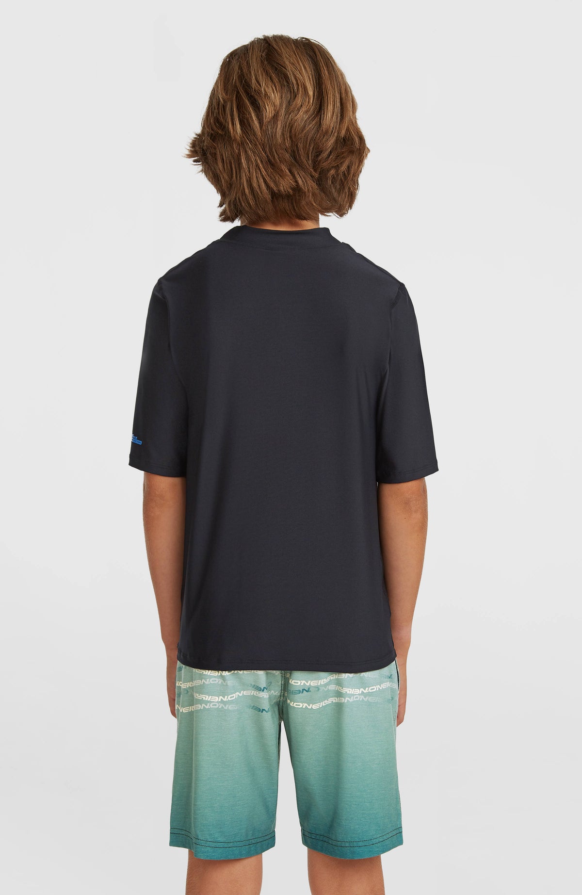 First Badehose für Jungen, grün mit Logo-Print in Weiß, Rückansicht getragen am Model mit elastischem Bund