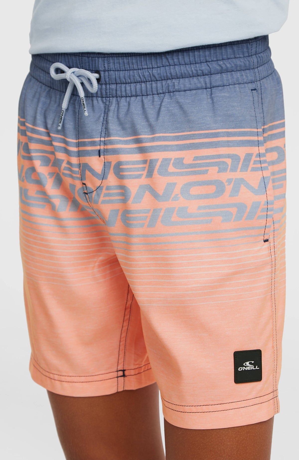 O'Neill Logo Stripe Badehose für Jungen, lila mit Streifenmuster in Orange, getragen am Model