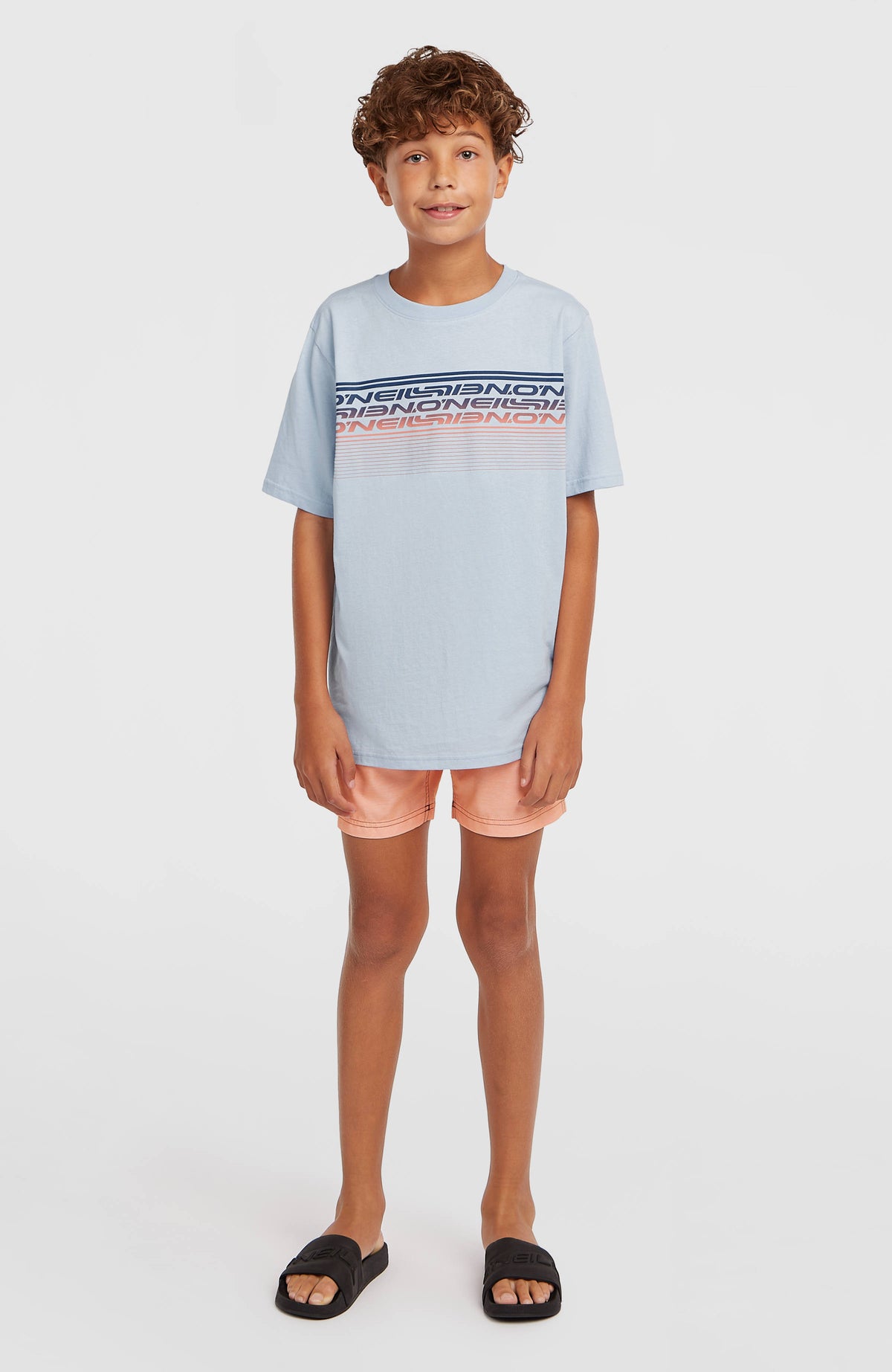 Logo Stripe Badehose für Jungen, lila mit Streifenmuster in Orange, Ganzkörperansicht am Model