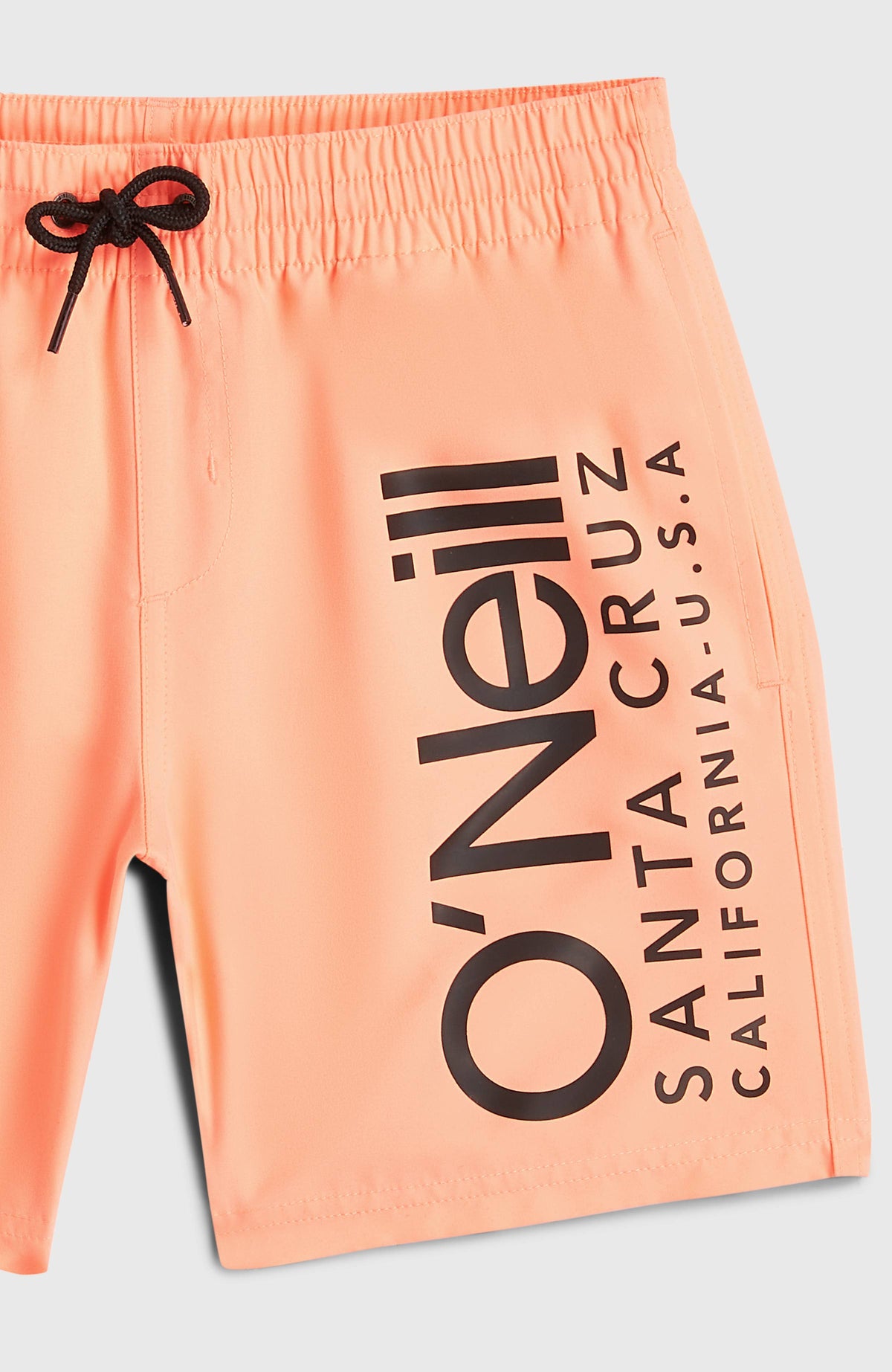 Nahaufnahme der orangen Cali Badehose für Jungen mit Logo-Print in Schwarz und Kordelzug am Bund