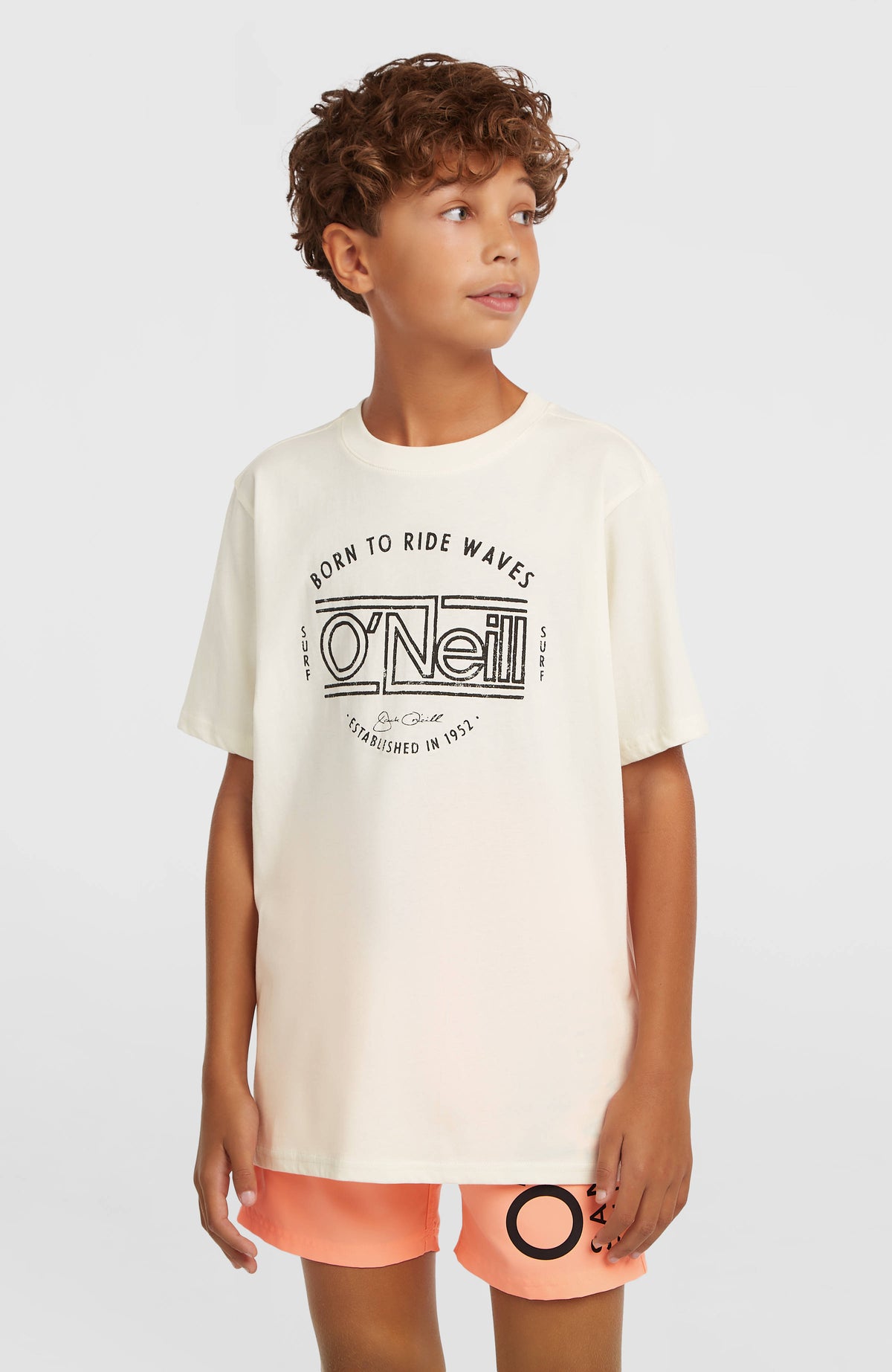 Cali Badehose für Jungen, orange mit Logo-Print in Schwarz, Frontalansicht getragen am Model