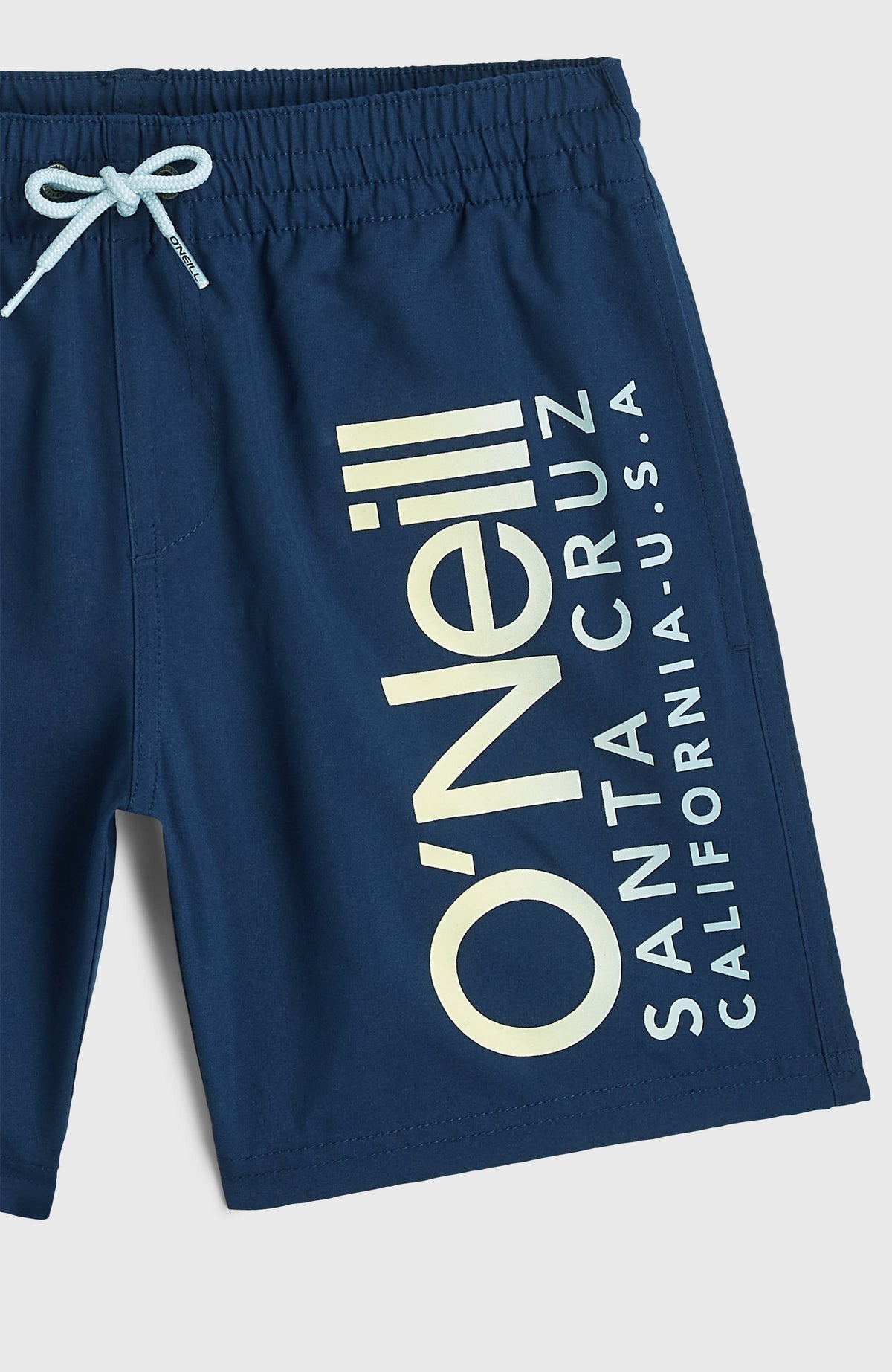 Nahaufnahme der blauen Cali Badehose, flach liegend von vorne, Bund mit Kordelzug und Logo-Print in Cremeweiß
