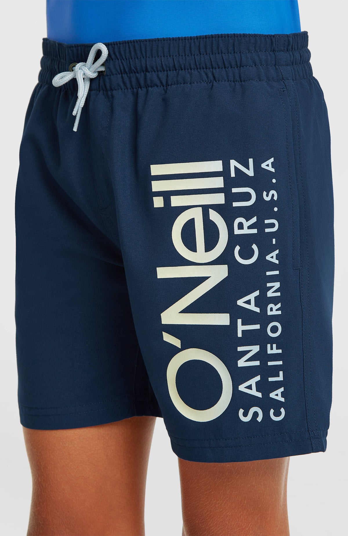O'Neill Cali Badehose für Jungen, blau mit Logo-Print in Cremeweiß, Vorderansicht am Model, Kordelzug am Bund