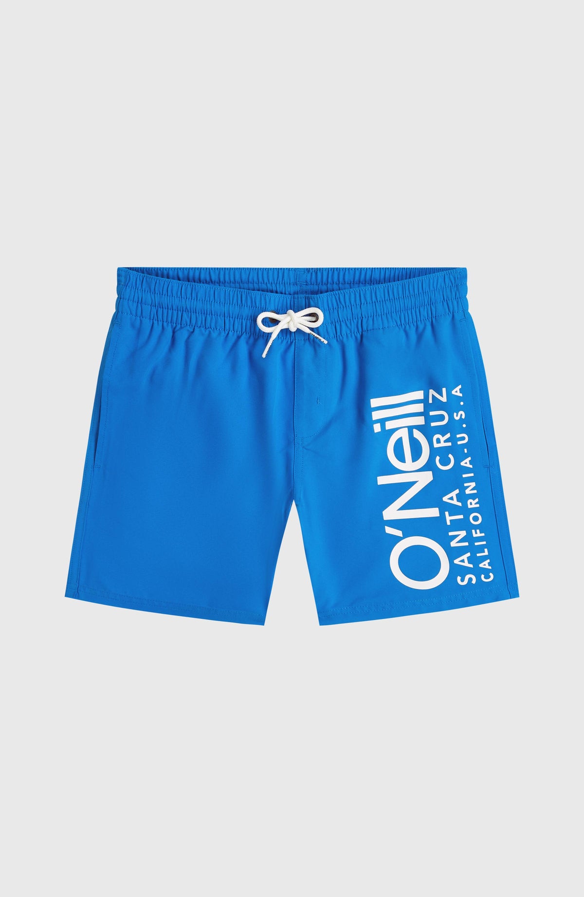 Cali Badehose für Jungen, blau mit Logo-Print in Weiß, flach liegend von vorne mit Kordelzug