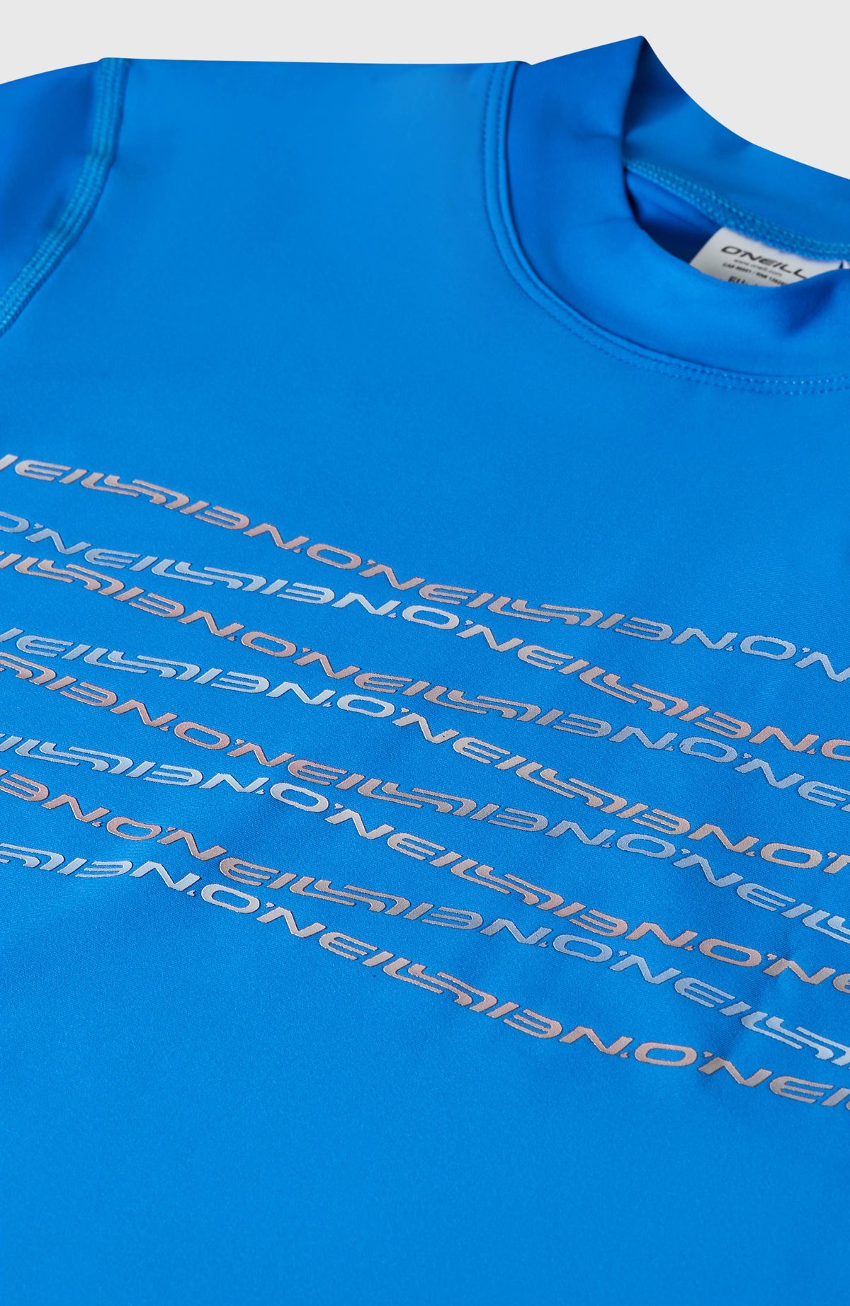 Nahaufnahme des blauen Graphic Shortsleeve-UV-Shirts mit Stehkragen und Logo-Print in Rosa