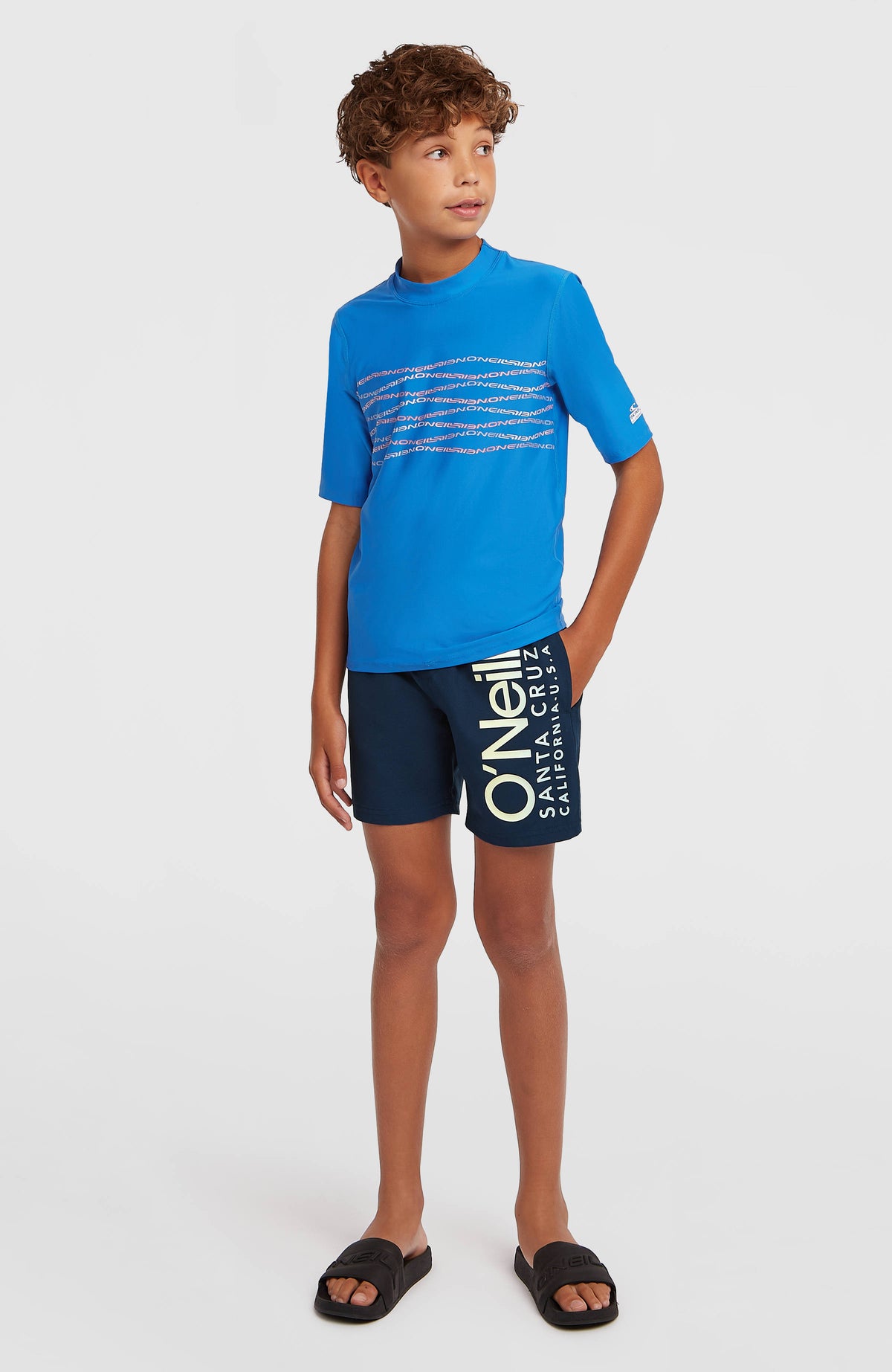 Graphic Shortsleeve-UV-Shirt für Jungen, blau mit Logo-Print in Rosa, Ganzkörperansicht am Model