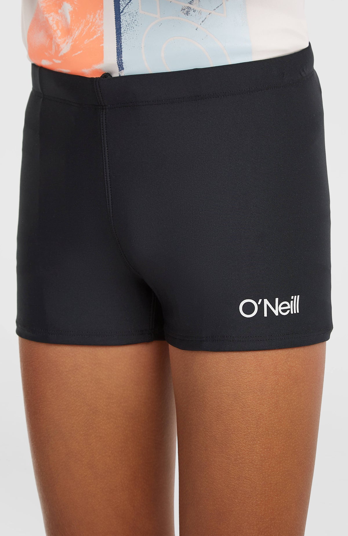 O'Neill Racer Badehose für Jungen, schwarz, Vorderansicht am Model mit weißem Logo-Print am Hosenbein