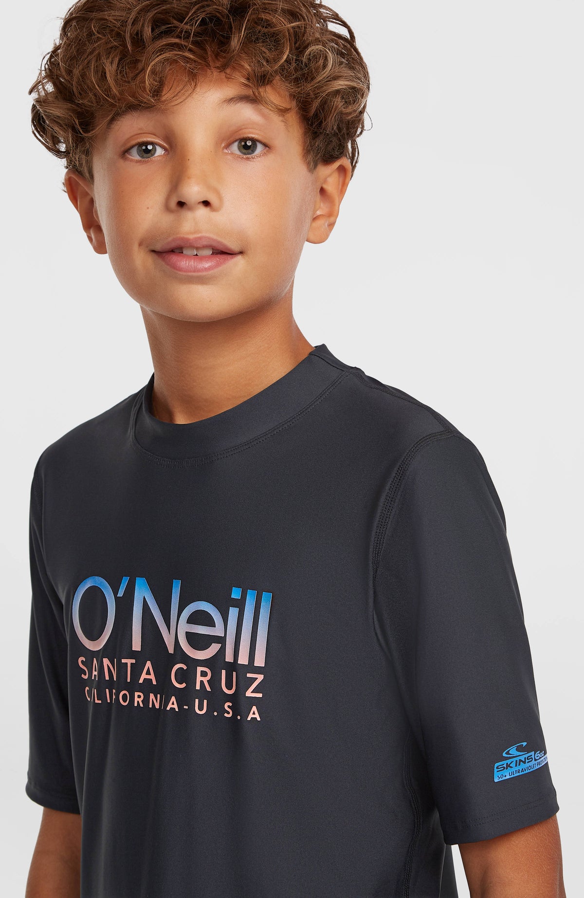 Shortsleeve-UV-Shirt für Jungen, schwarz, Nahaufnahme von Rundhalsausschnitt und Logo-Print am Model