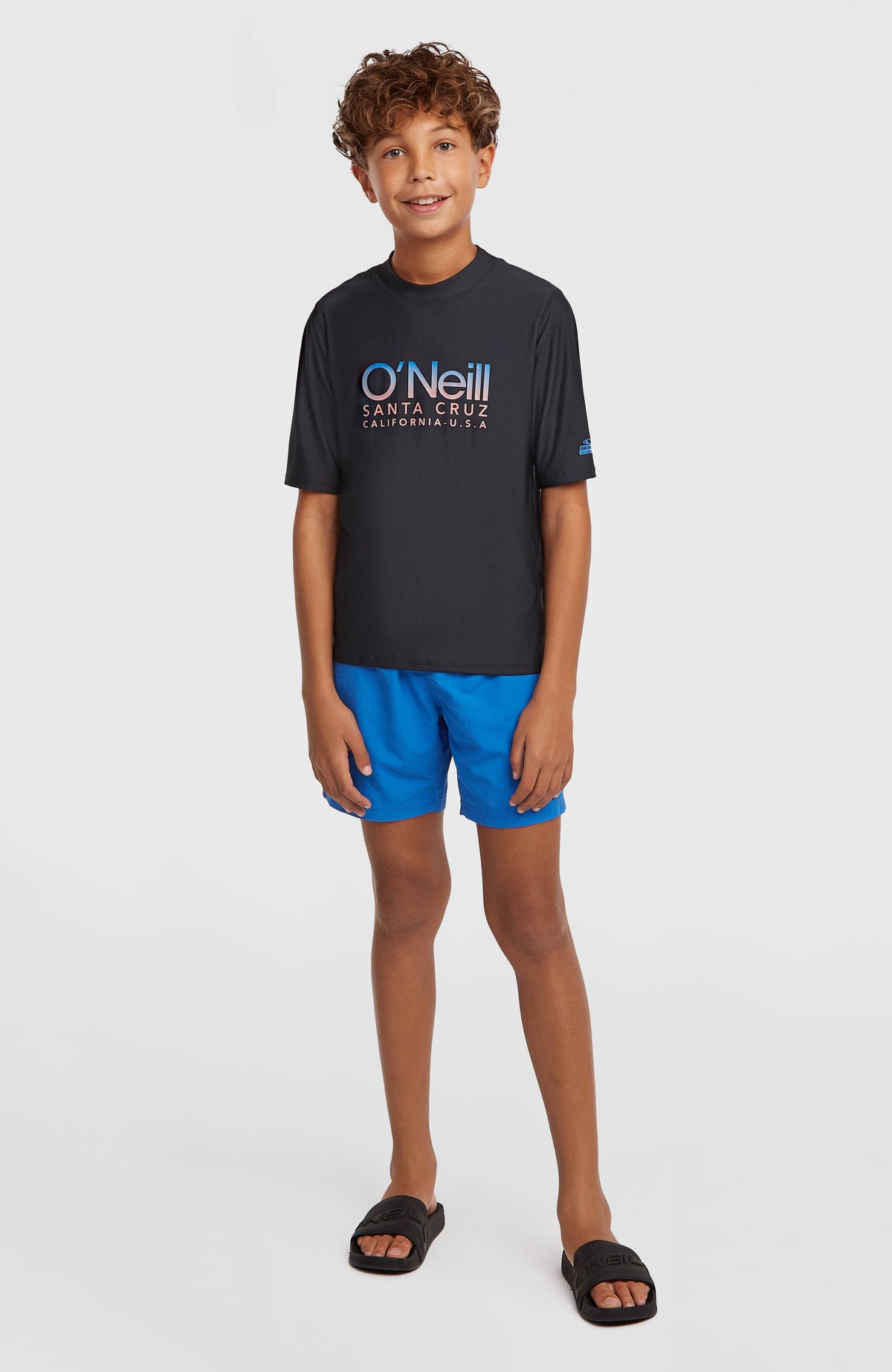 Shortsleeve-UV-Shirt für Jungen, schwarz mit Logo-Print in Blau und Rosa, Gesamtansicht am Model