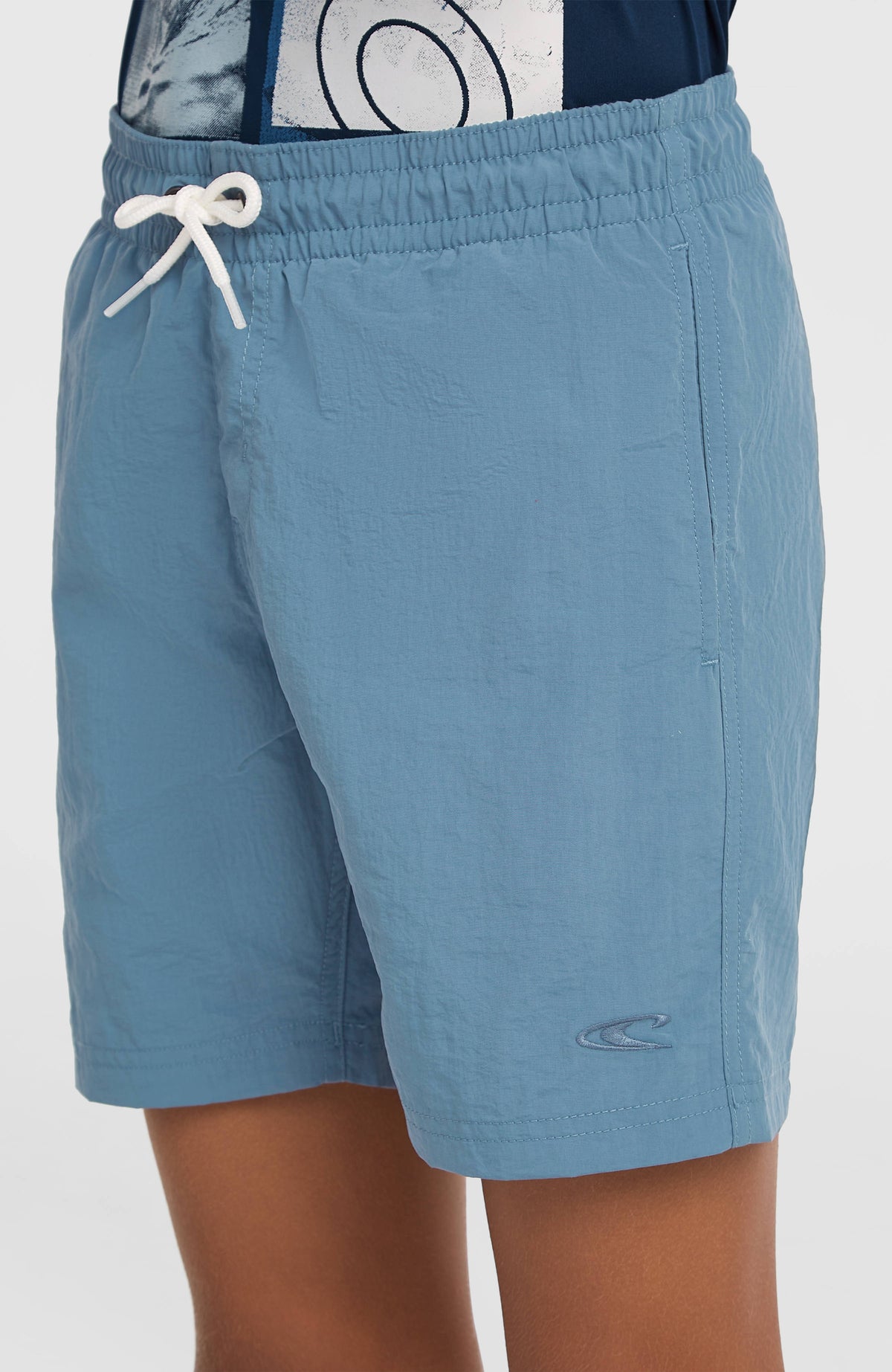 O'Neill Vert Badehose für Jungen, blau, getragen am Model von vorne, elastischer Bund mit Kordelzug