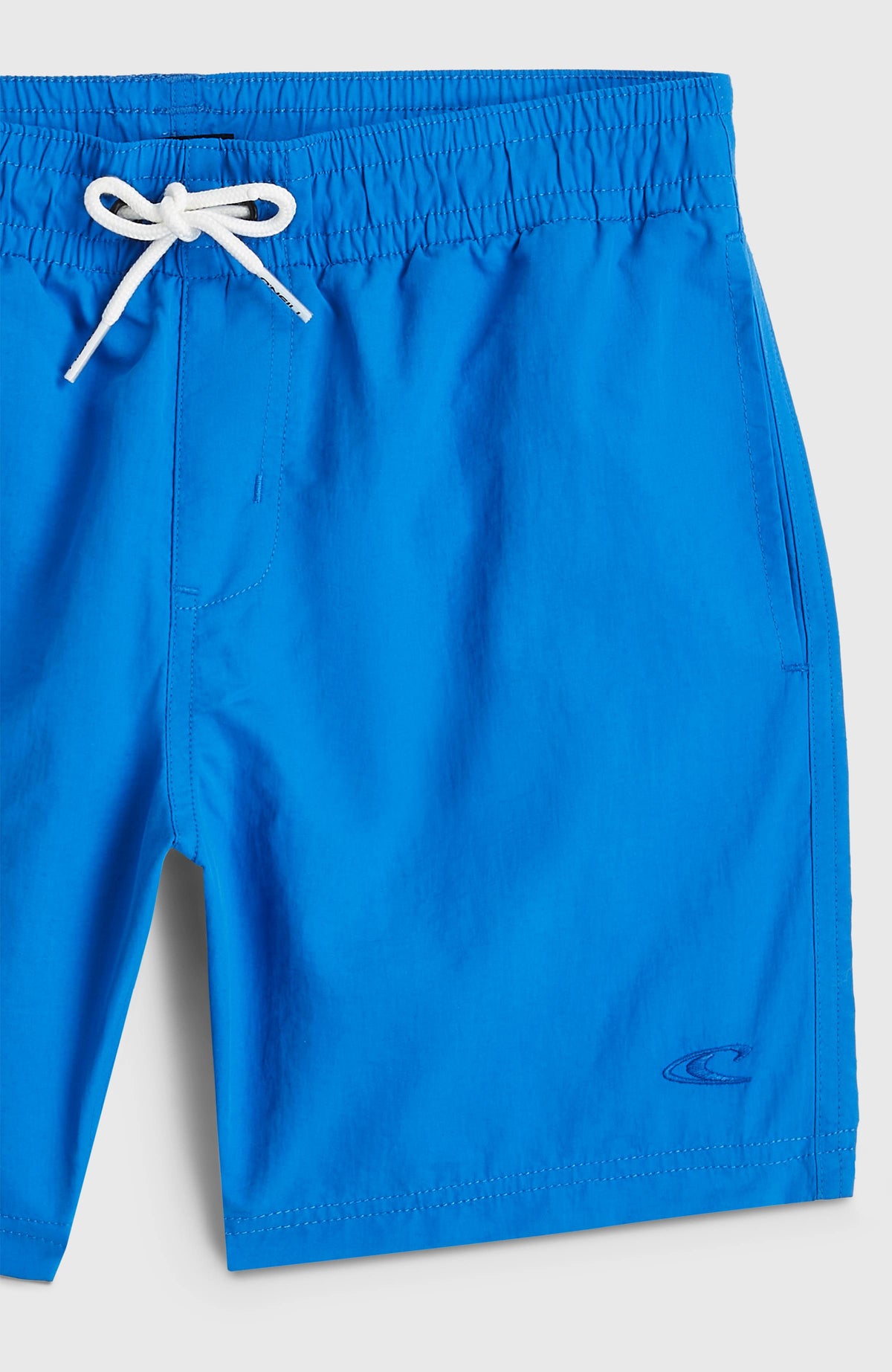 Nahaufnahme der blauen Vert Badehose, flach liegend von vorne, Kordelzug und Logo-Stickerei
