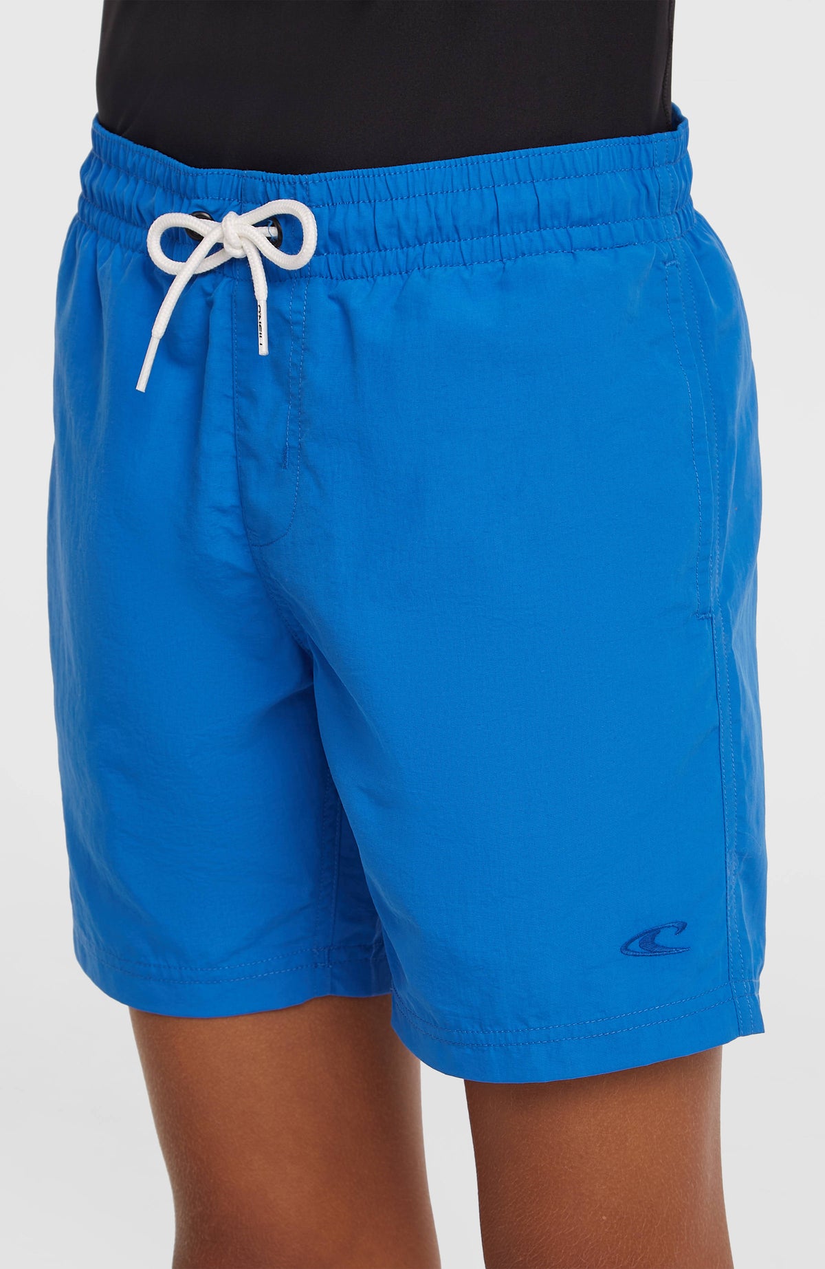 O'Neill Vert Badehose für Jungen, blau, am Model, elastischer Bund mit weißem Kordelzug