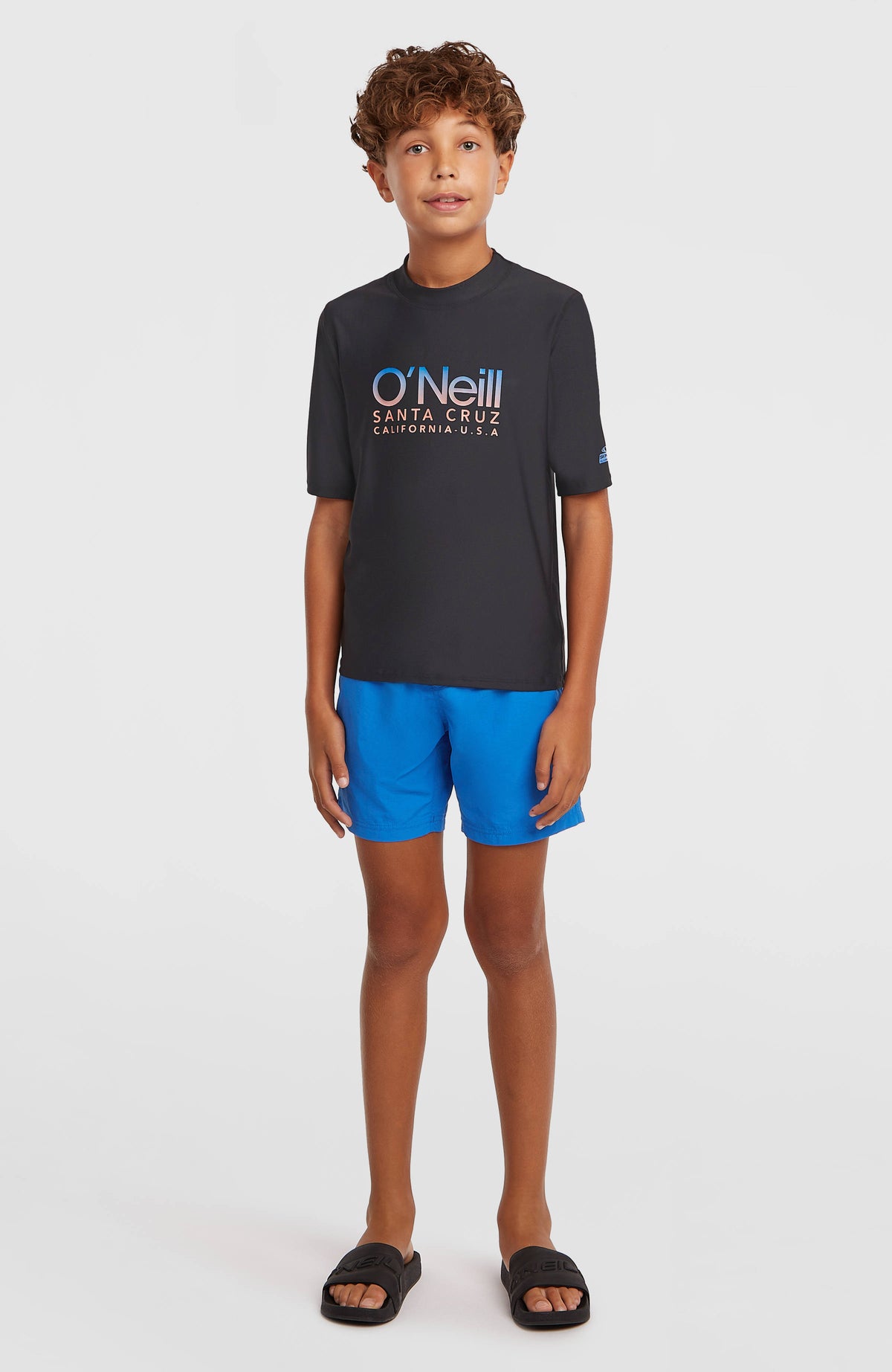 Vert Badehose für Jungen, blau, getragen am Model, Ganzkörperansicht von vorne