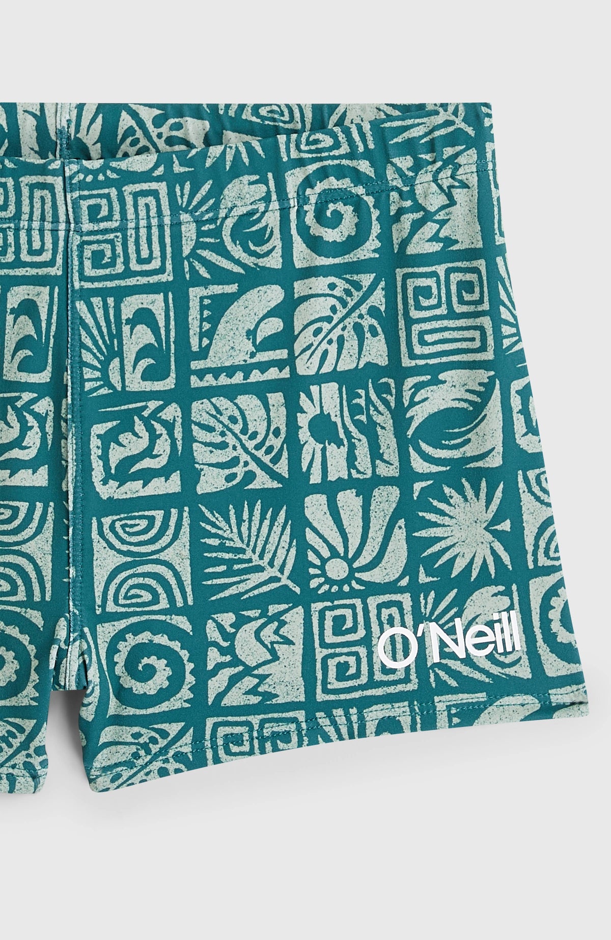 Print Racer Badehose für Jungen, blau mit Grafikmuster in Weiß, Nahaufnahme mit Logo-Print am Saum
