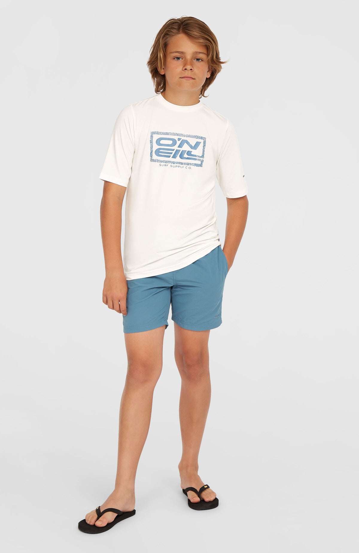 Hybrid T-Shirt für Jungen, weiß mit Logo-Print in Blau, Ganzkörperansicht am Model