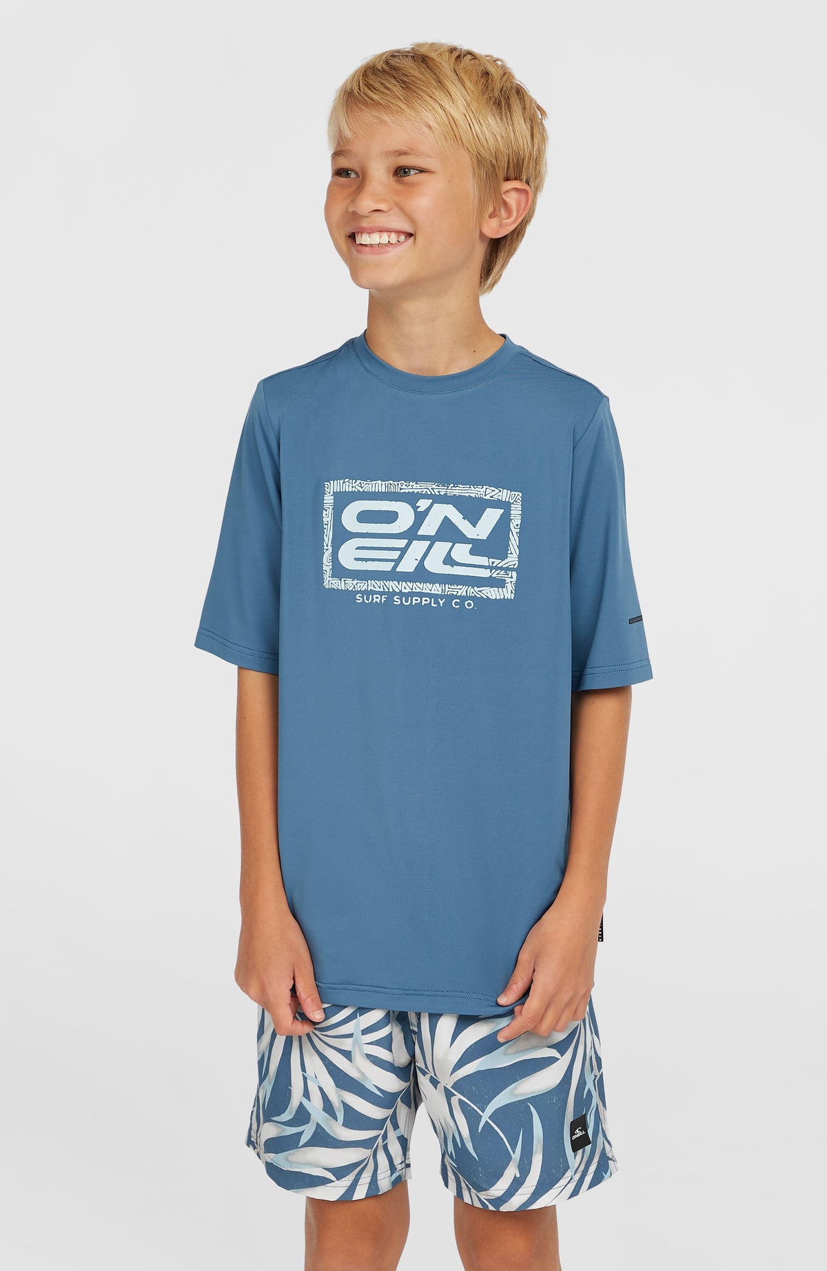 O'Neill Hybrid T-Shirt für Jungen, blau mit Logo-Print in Weiß, Vorderansicht getragen am Model