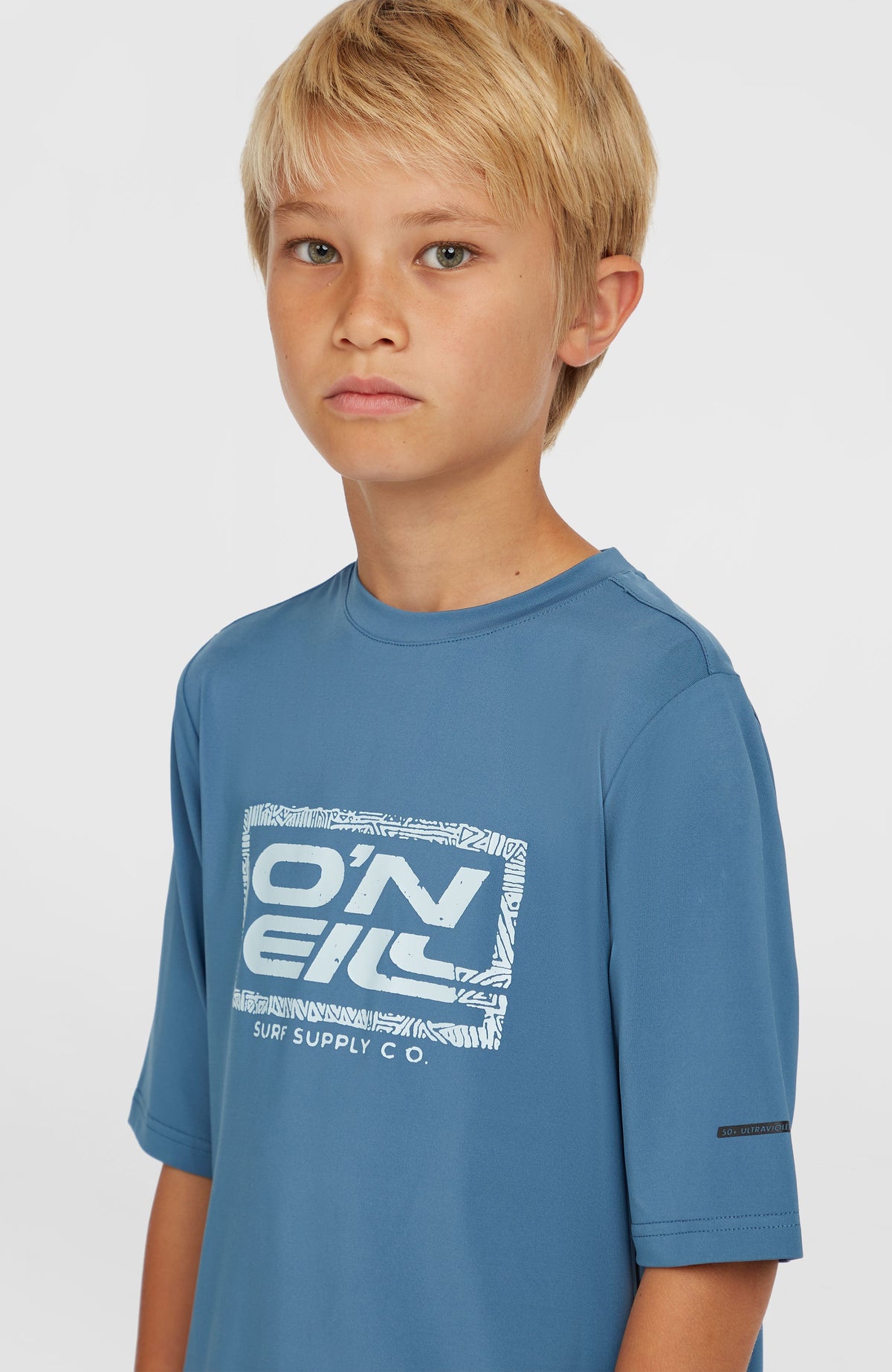 Hybrid T-Shirt für Jungen, blau, Nahaufnahme des Logo-Prints in Weiß am Model