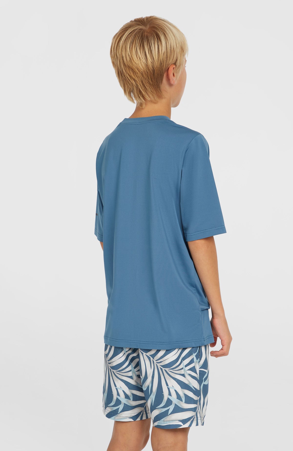Hybrid T-Shirt für Jungen, blau, unifarbene Rückansicht getragen am Model