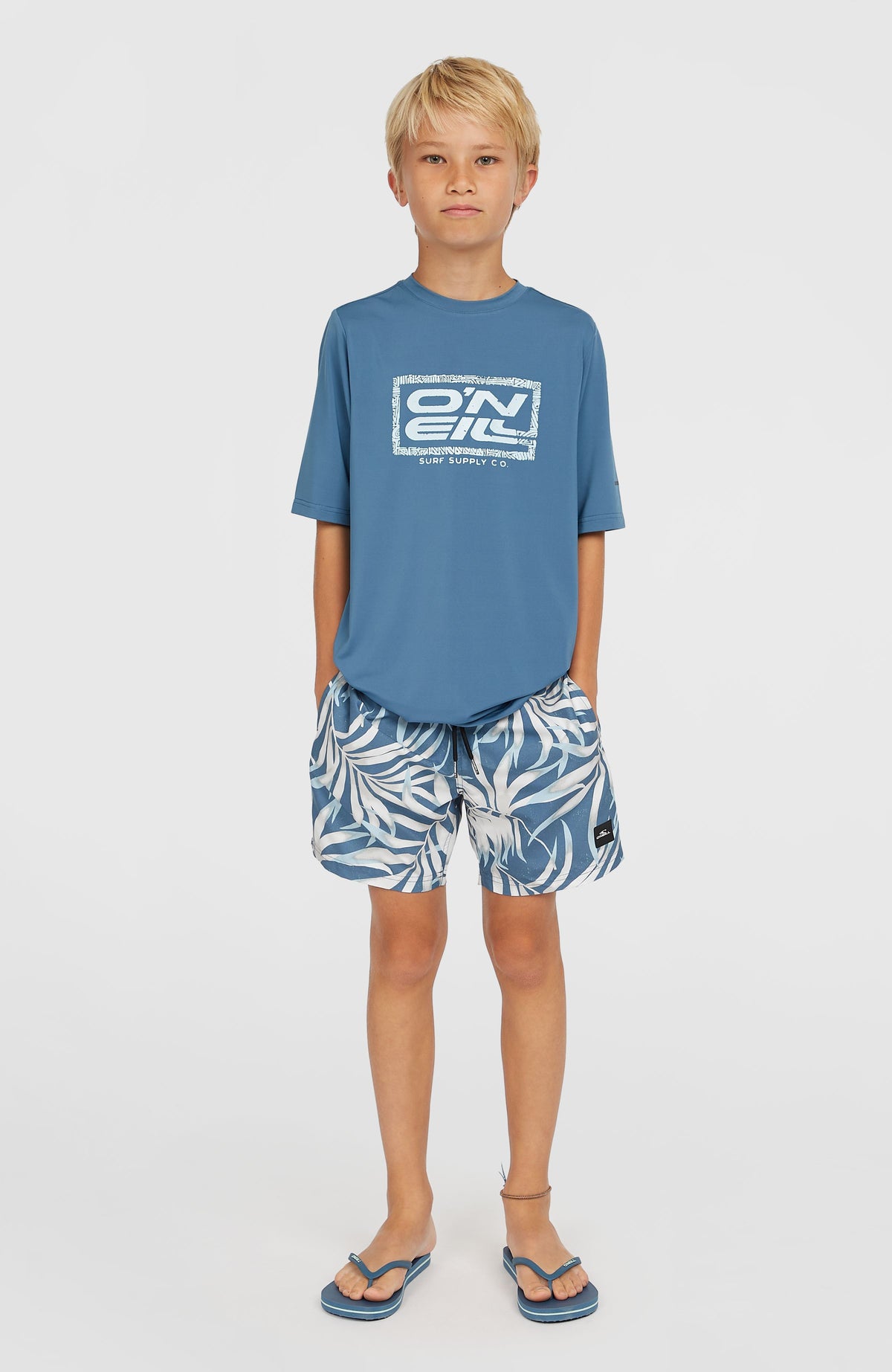 Hybrid T-Shirt für Jungen, blau mit Logo-Print in Weiß, frontale Ganzkörperansicht am Model