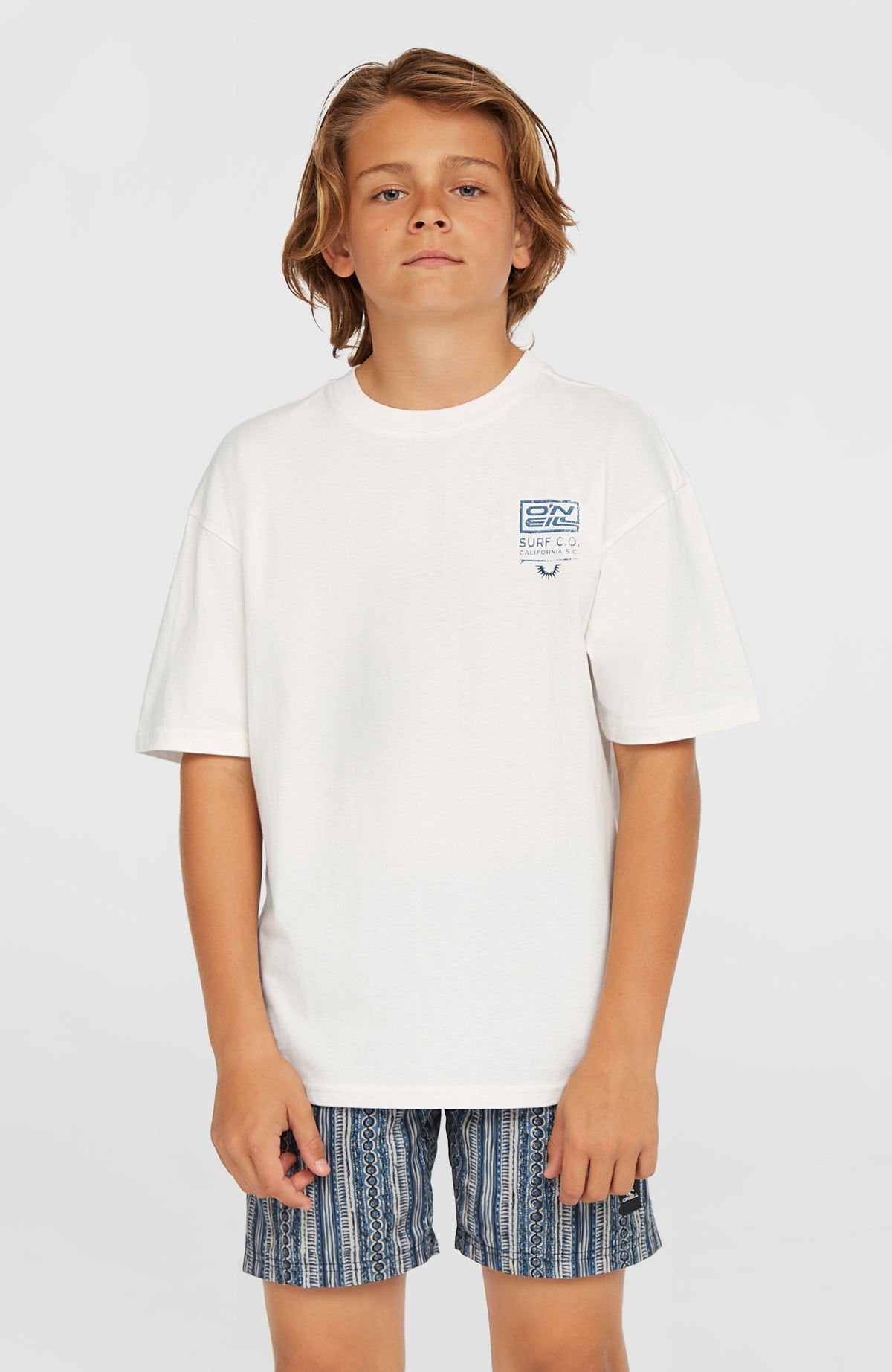 O'Neill Back Print T-Shirt für Jungen, weiß mit Logo-Print in Blau, Vorderansicht am Model