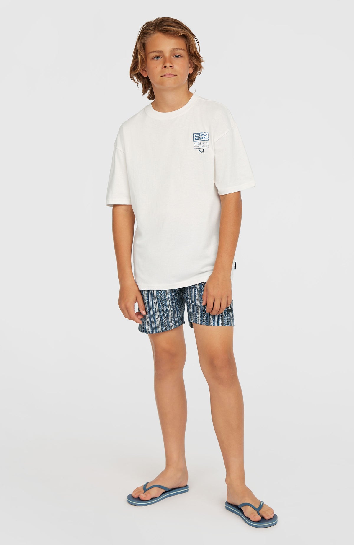 Back Print T-Shirt für Jungen, weiß mit Logo-Print in Blau, Gesamtansicht von vorne am Model