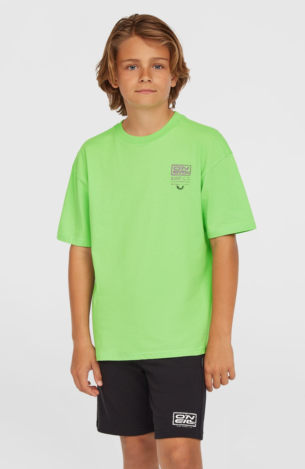 O'Neill Back Print T-Shirt für Jungen, grün mit Grafik-Print in Lila und Schwarz, Vorderansicht am Model