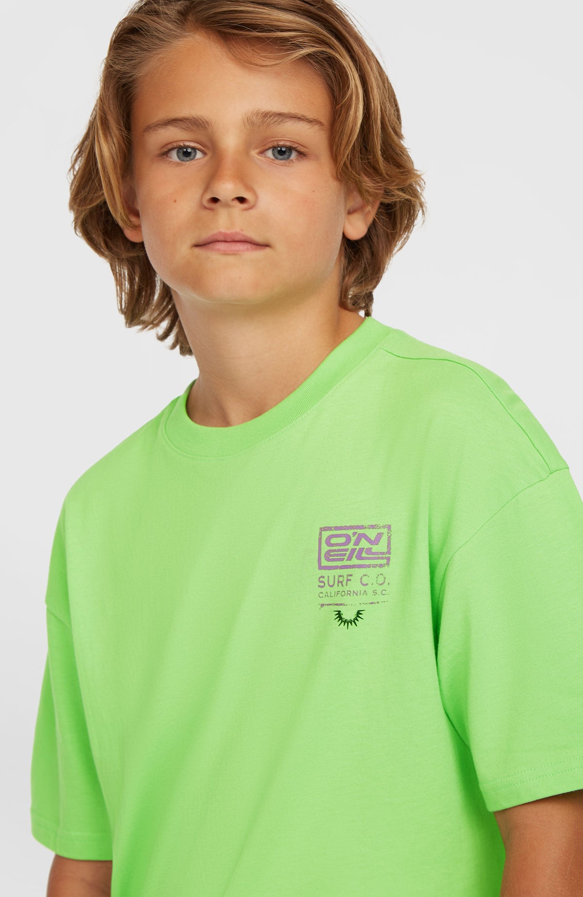 Back Print T-Shirt für Jungen, grün mit Grafik-Print in Lila und Schwarz, Nahaufnahme der Vorderseite am Model