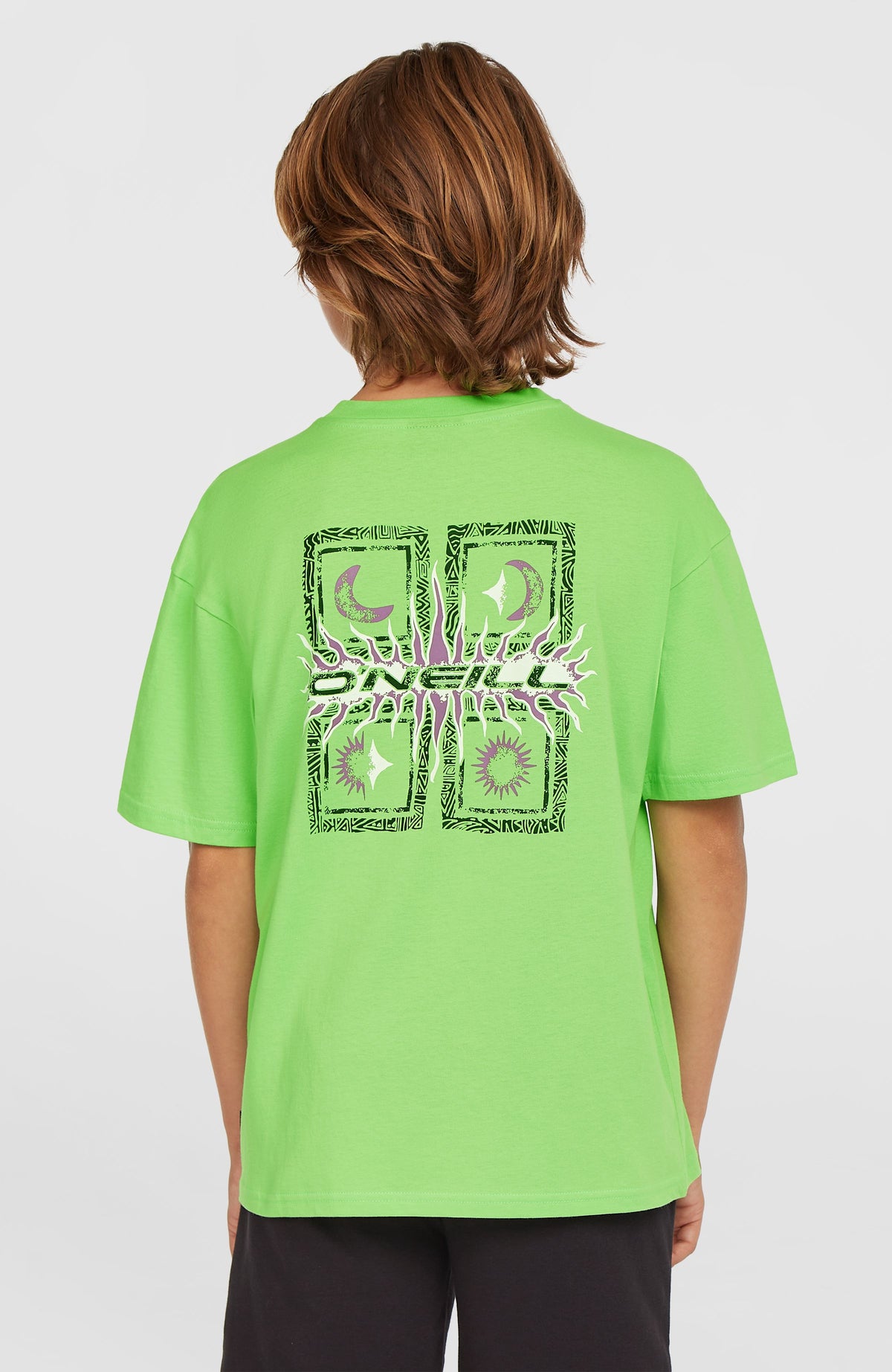 Back Print T-Shirt für Jungen, grün mit Grafik-Print in Lila und Schwarz, Rückansicht getragen am Model