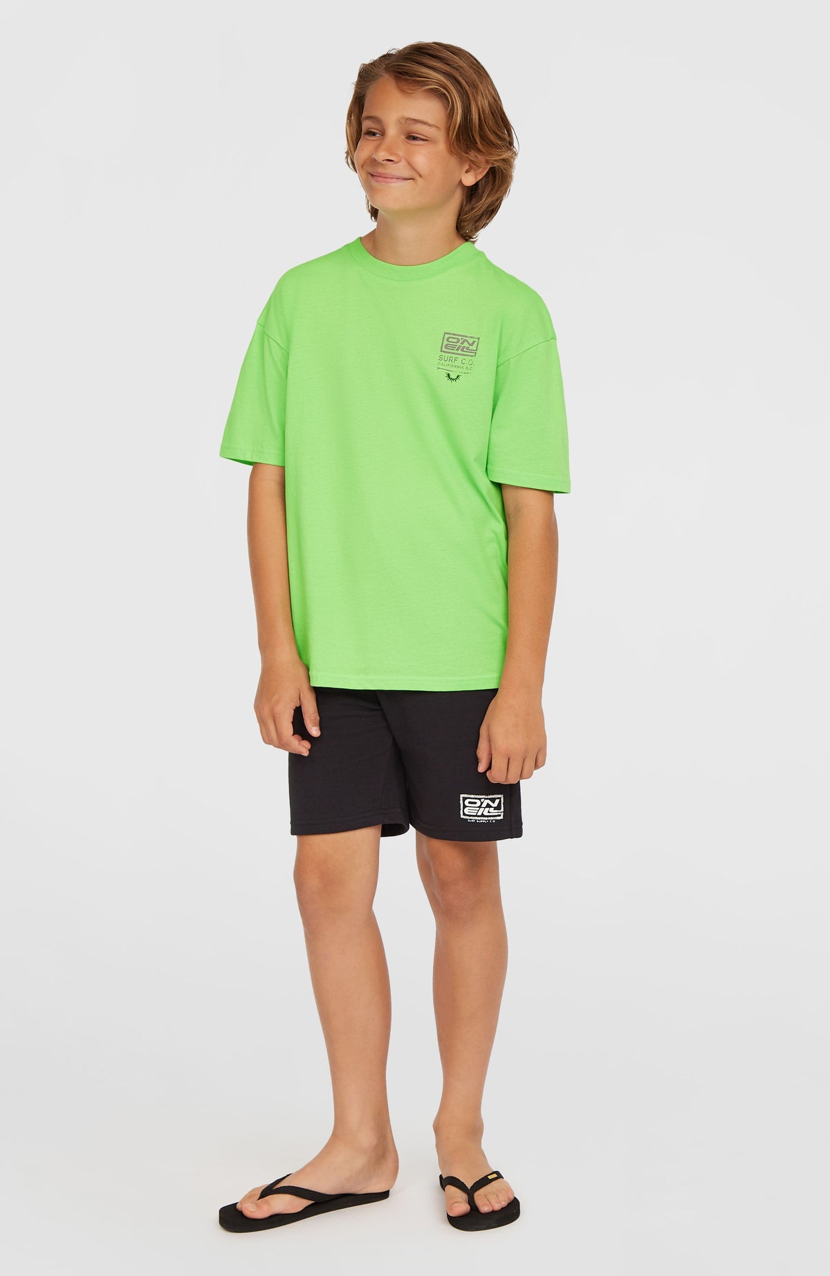 Back Print T-Shirt für Jungen, grün mit Grafik-Print in Lila und Schwarz, Gesamtansicht von vorne am Model